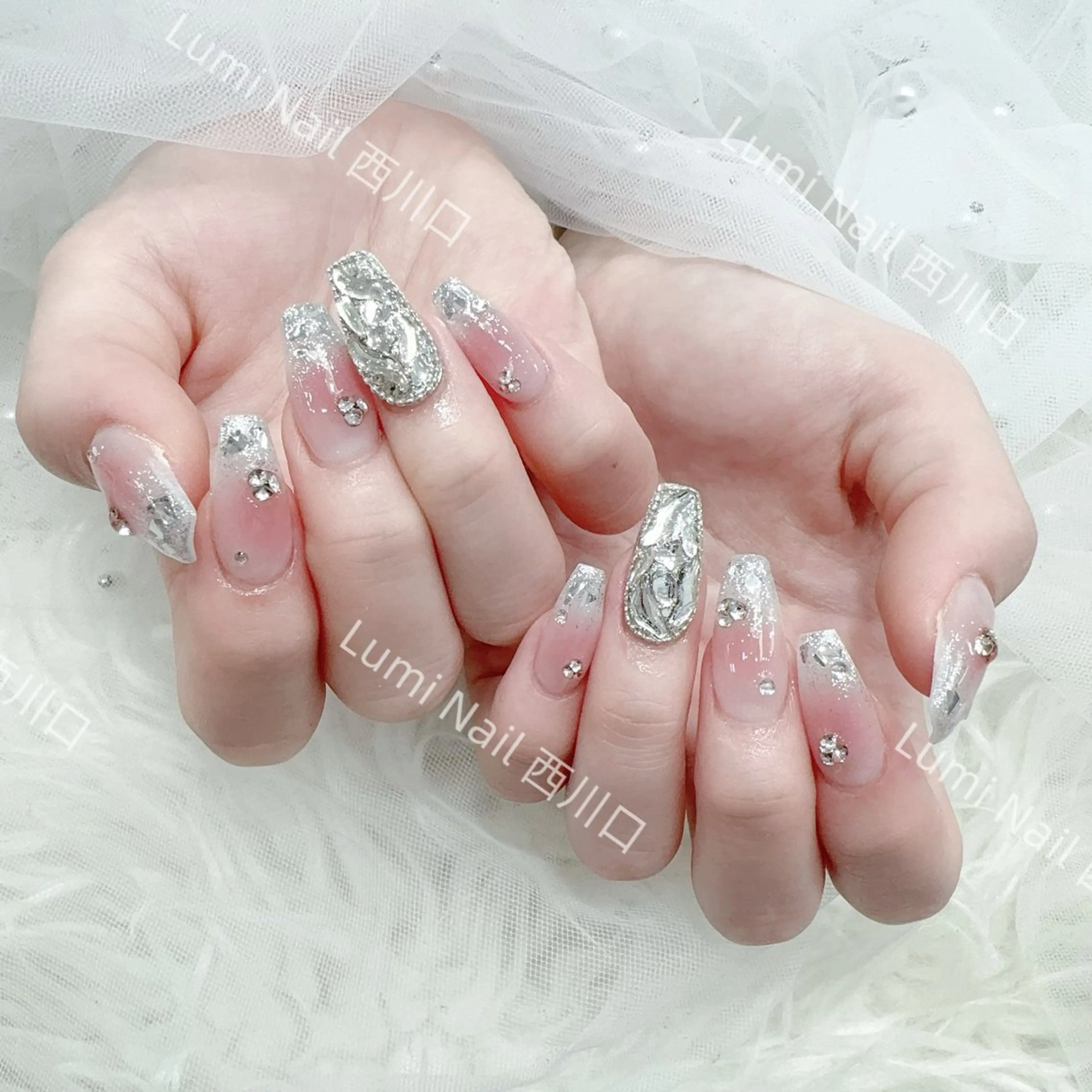 ネイル フットネイル ジェルネイル キラキラネイル オフィスネイル ピンク Lumiネイルサロン所属・Lumi Nail Salonのネイルデザイン