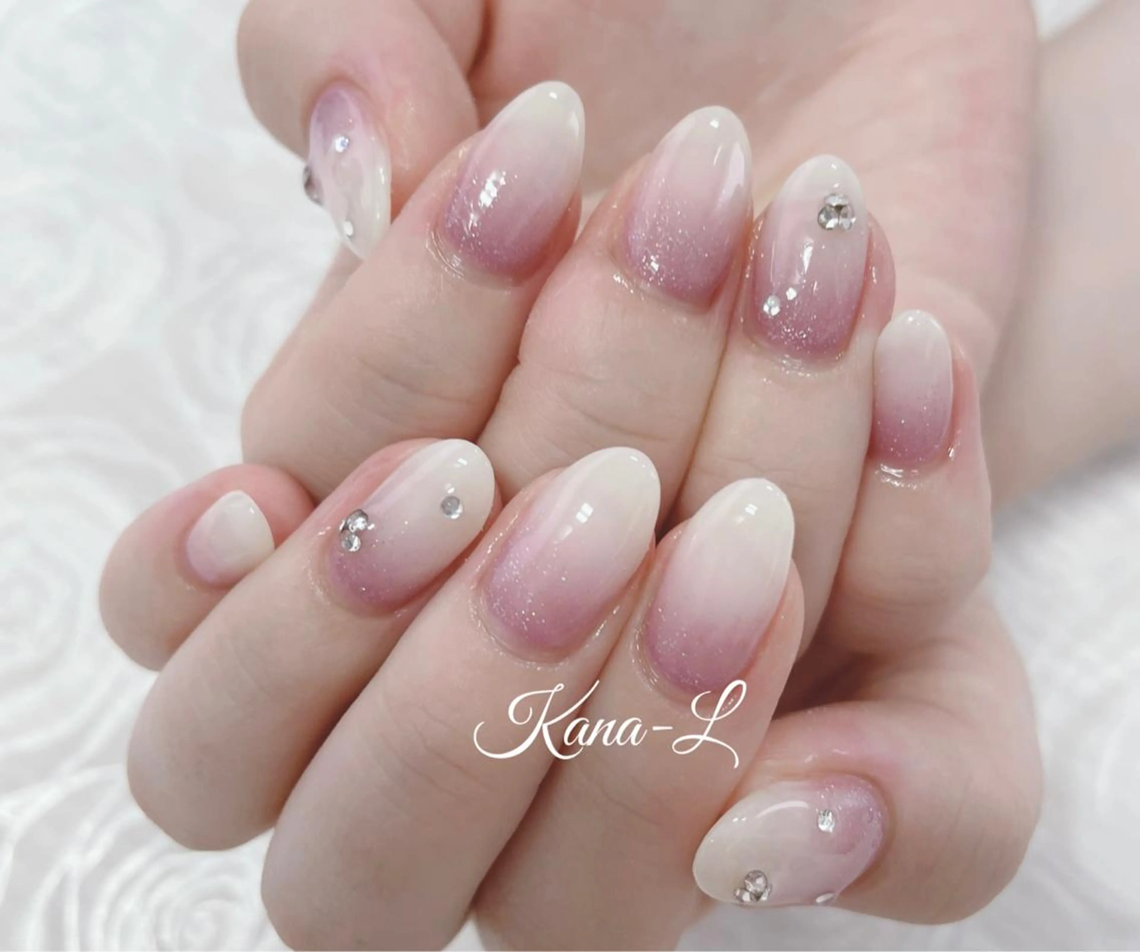 カラー ネイル グラデーションカラー グラデーション ホワイト 芦辺 香奈のネイルデザイン