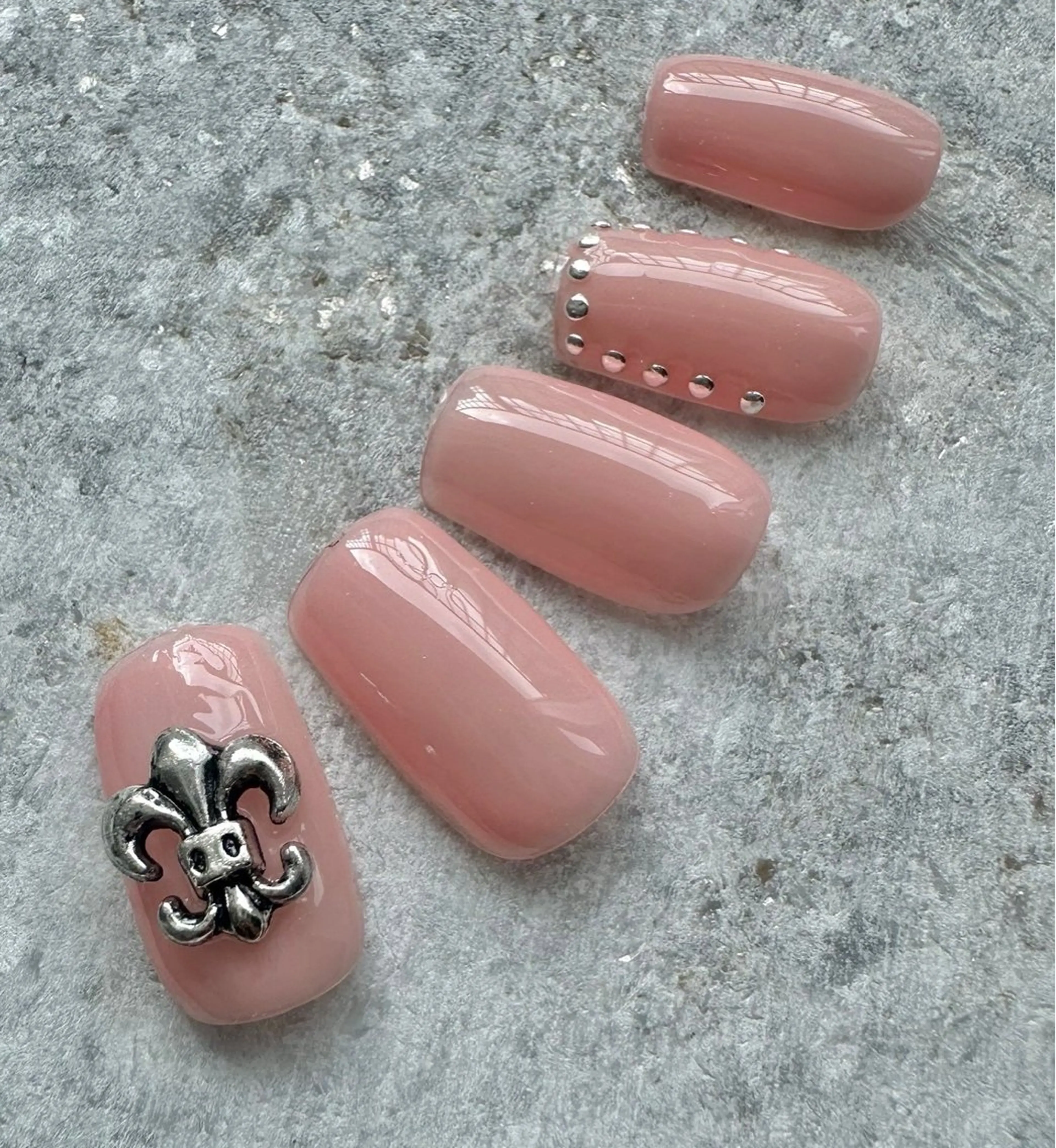 ネイル 黒須莉奈 IRYのネイルデザイン