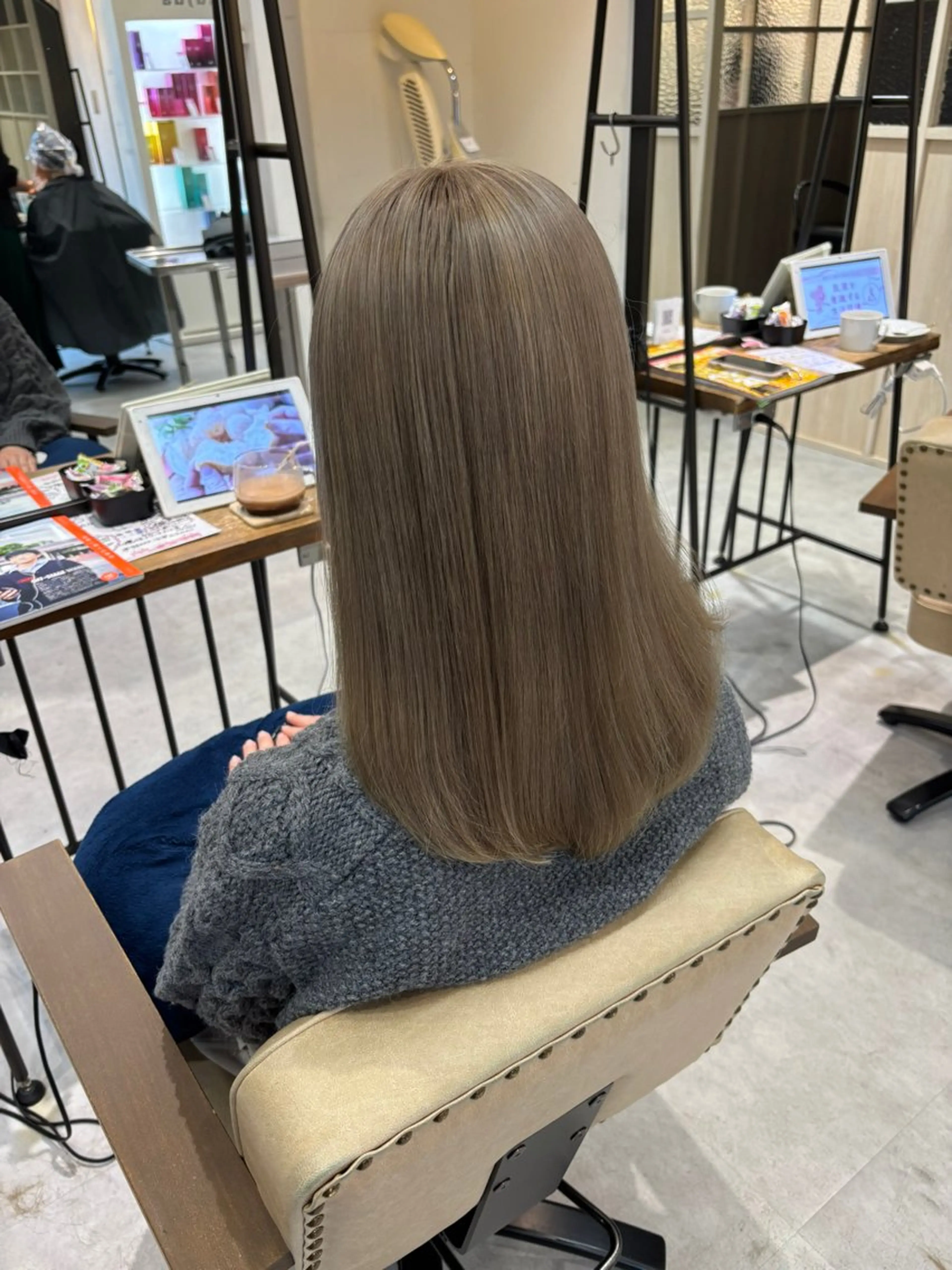 セミロング カラー ヘアカラー トリートメント 井上 真子のヘアスタイル