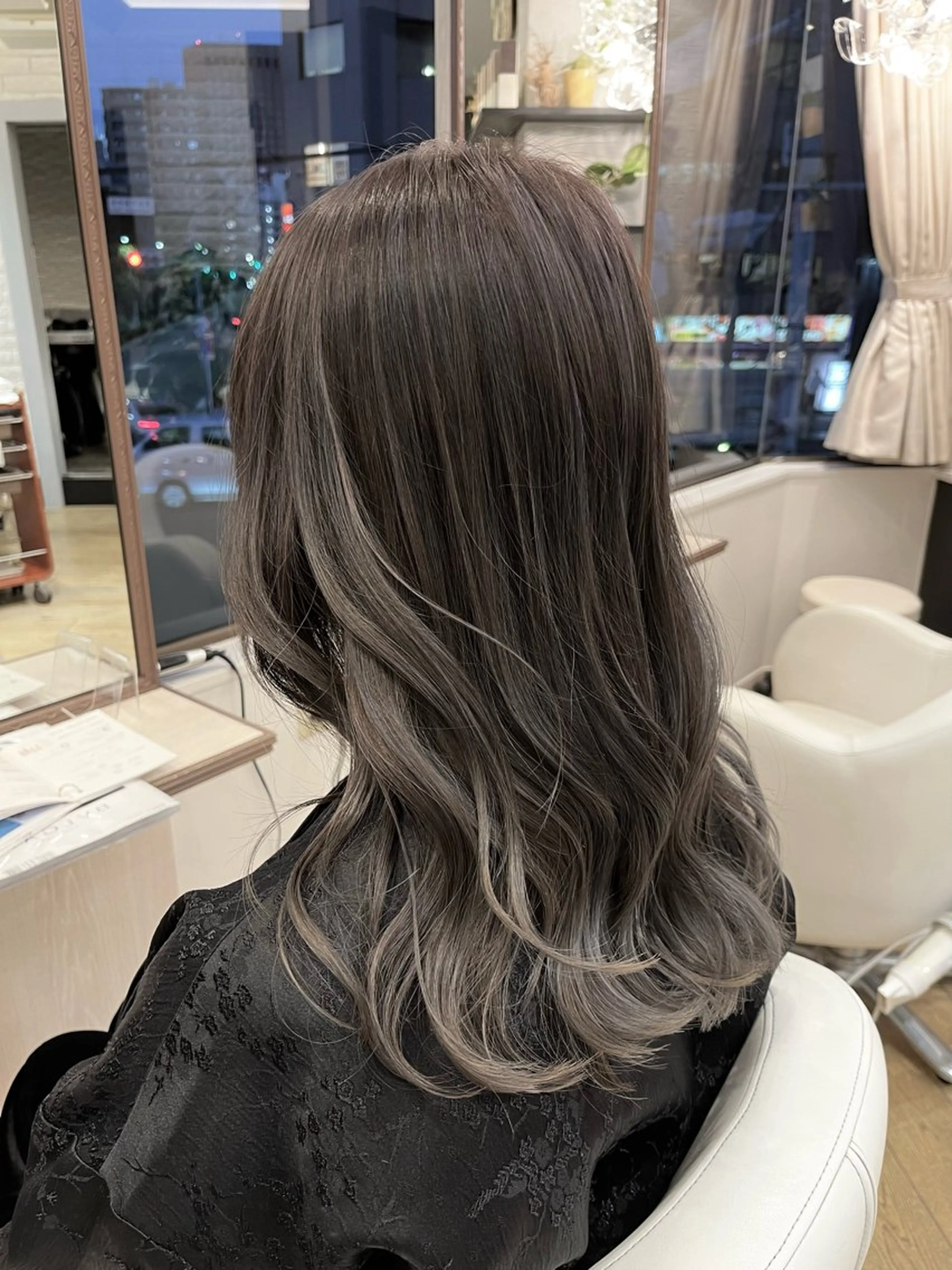 ロング カラー バレイヤージュ レイヤーカット 透明感カラー 大貫怜司のヘアスタイル