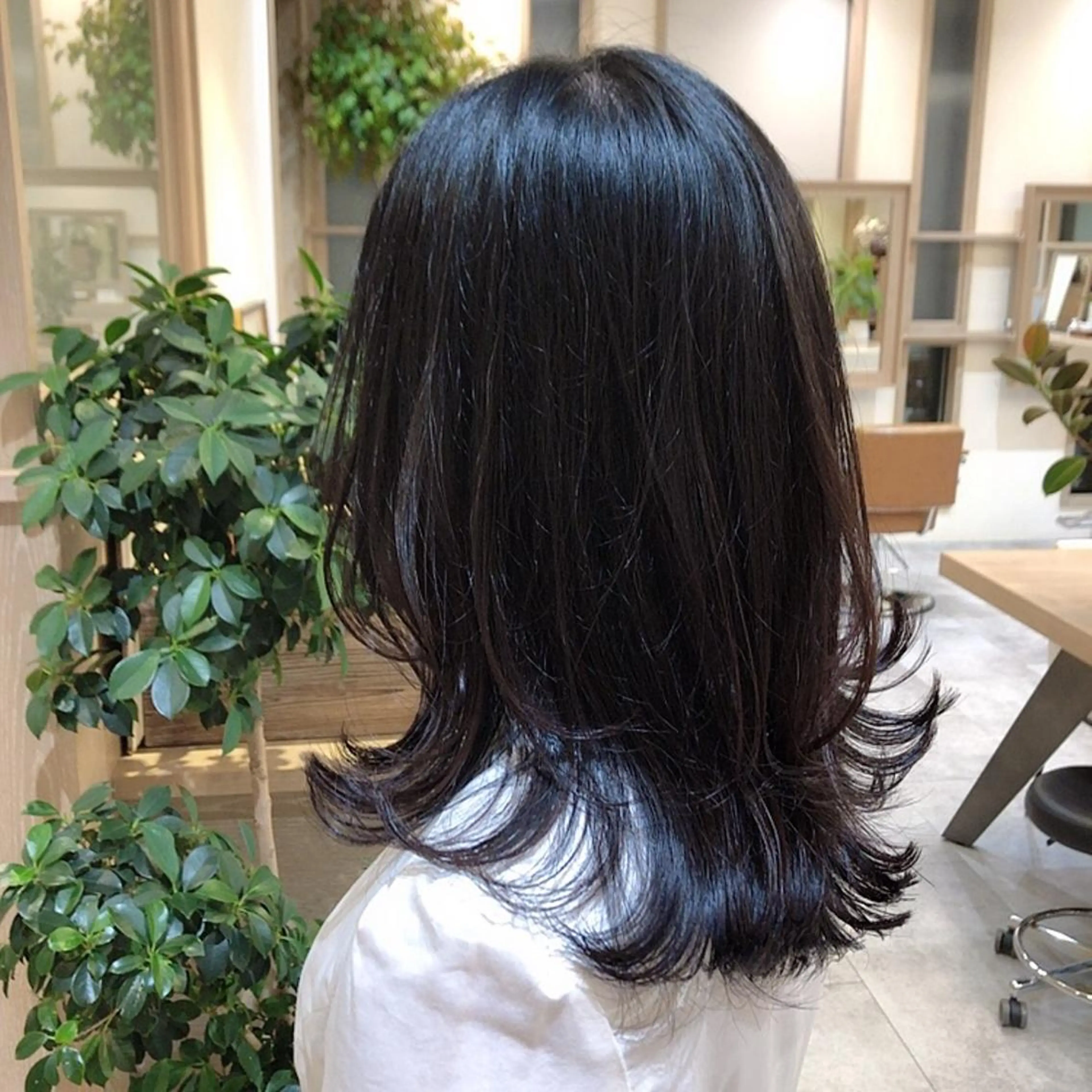 セミロング 顔骨格似合わせカット 乾陽菜のヘアスタイル