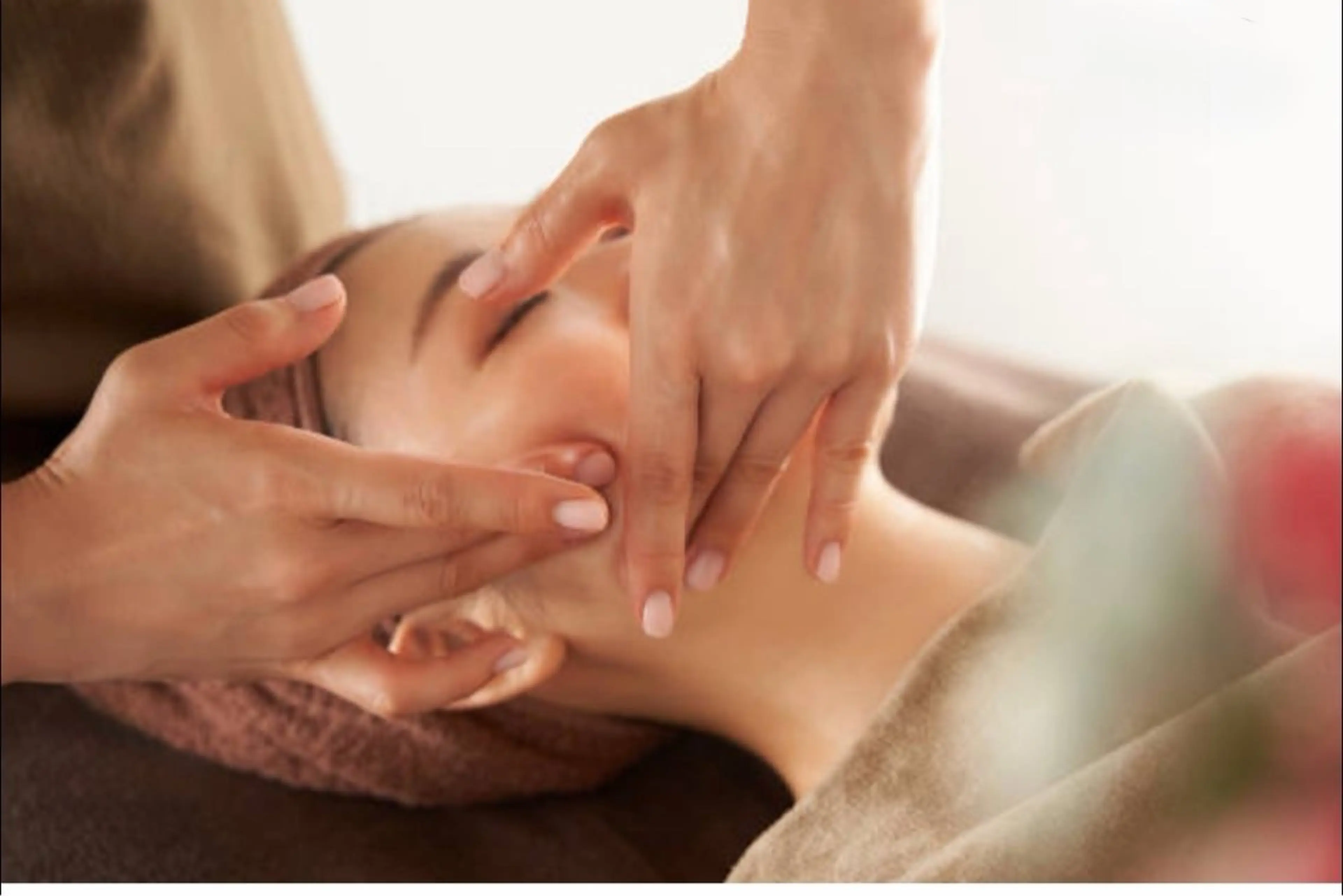 小顔スッキリフェイシャル60分13200元→4500円　デコルテマッサージ付きの写真