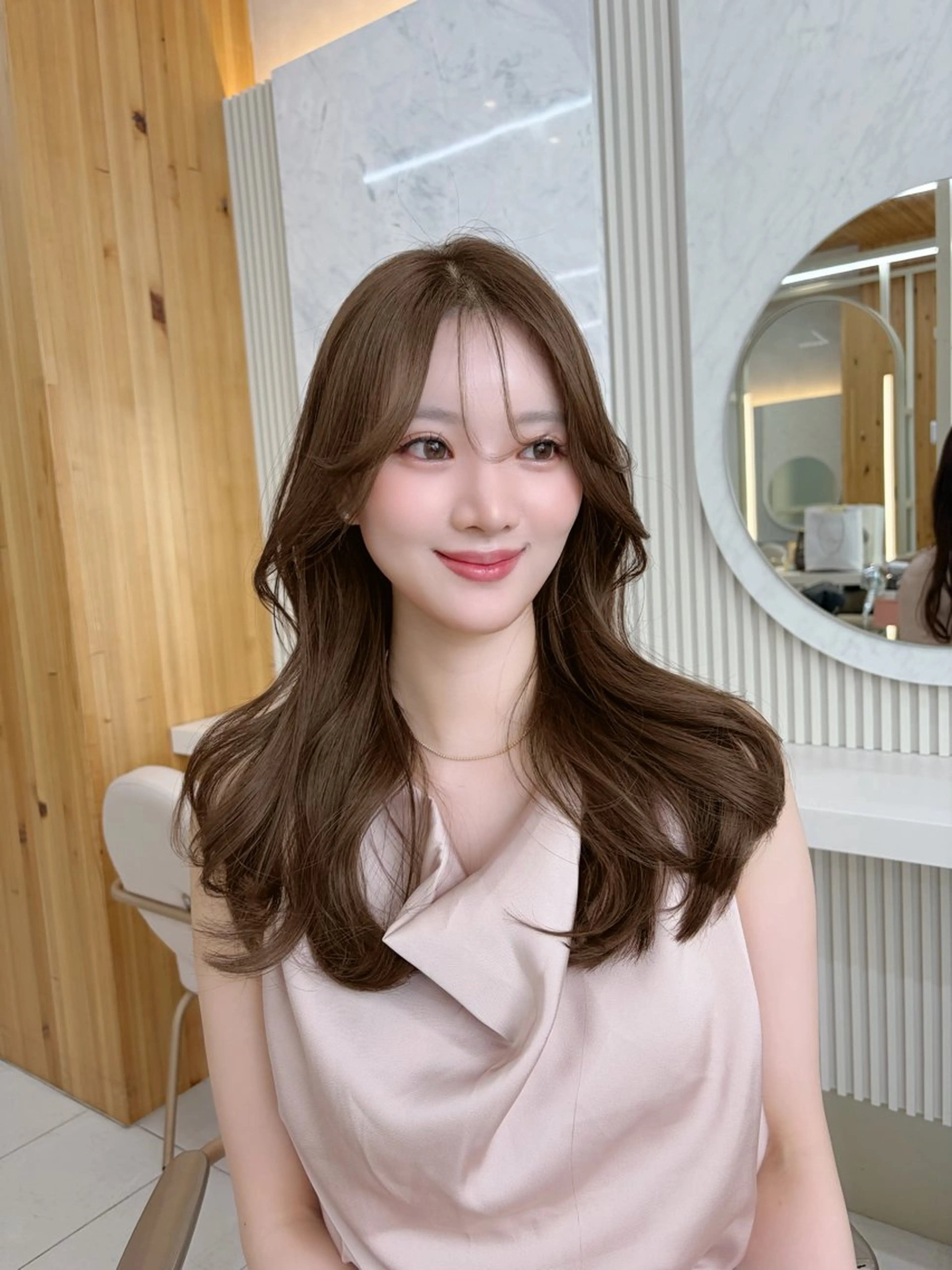 セミロング oto🤍×美髪× ローレイヤーのヘアスタイル