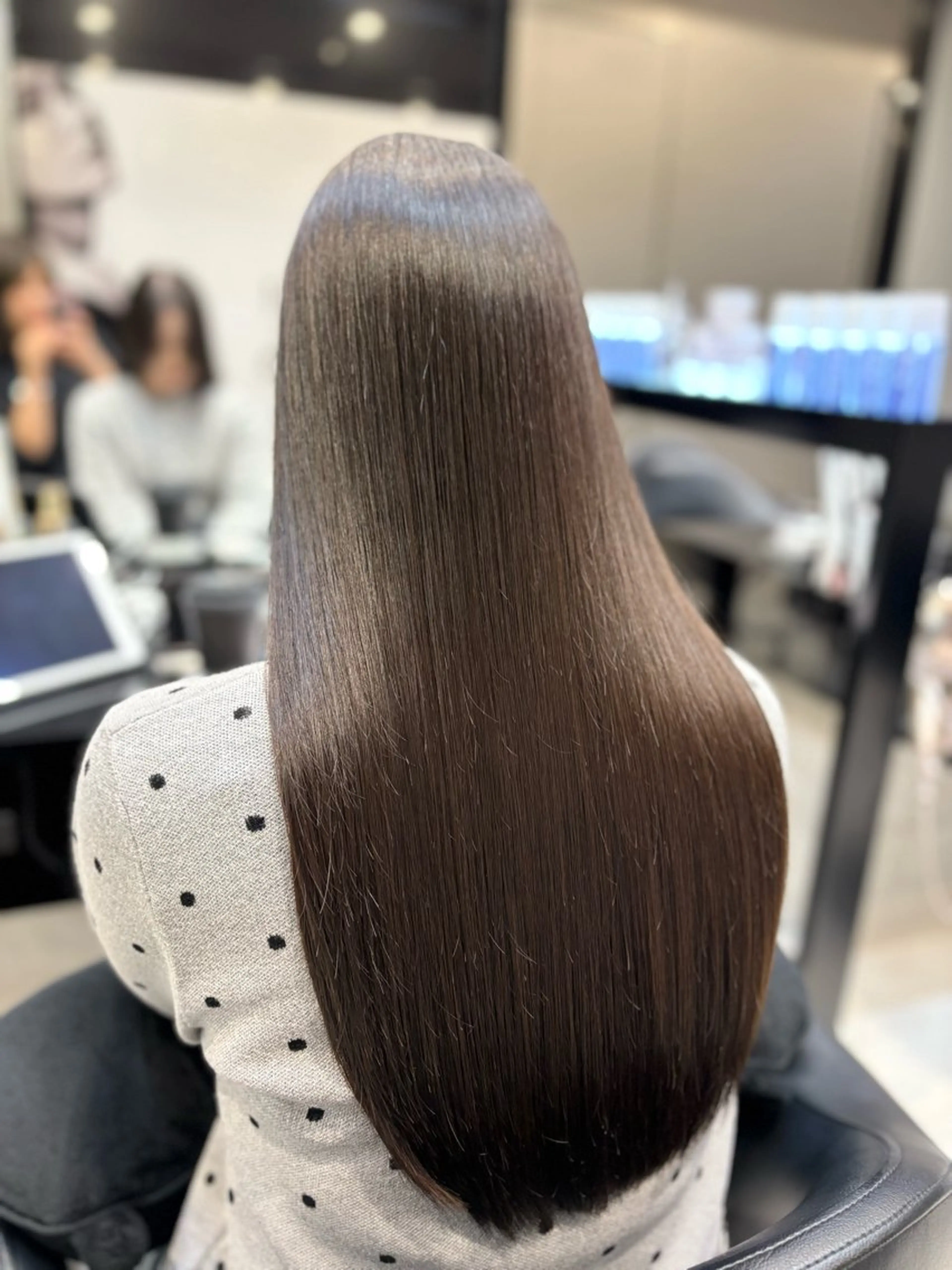 セミロング ヘアカラー HARUKI MINATO Japan FUKUOKA所属・秋屋 美々梨のヘアスタイル