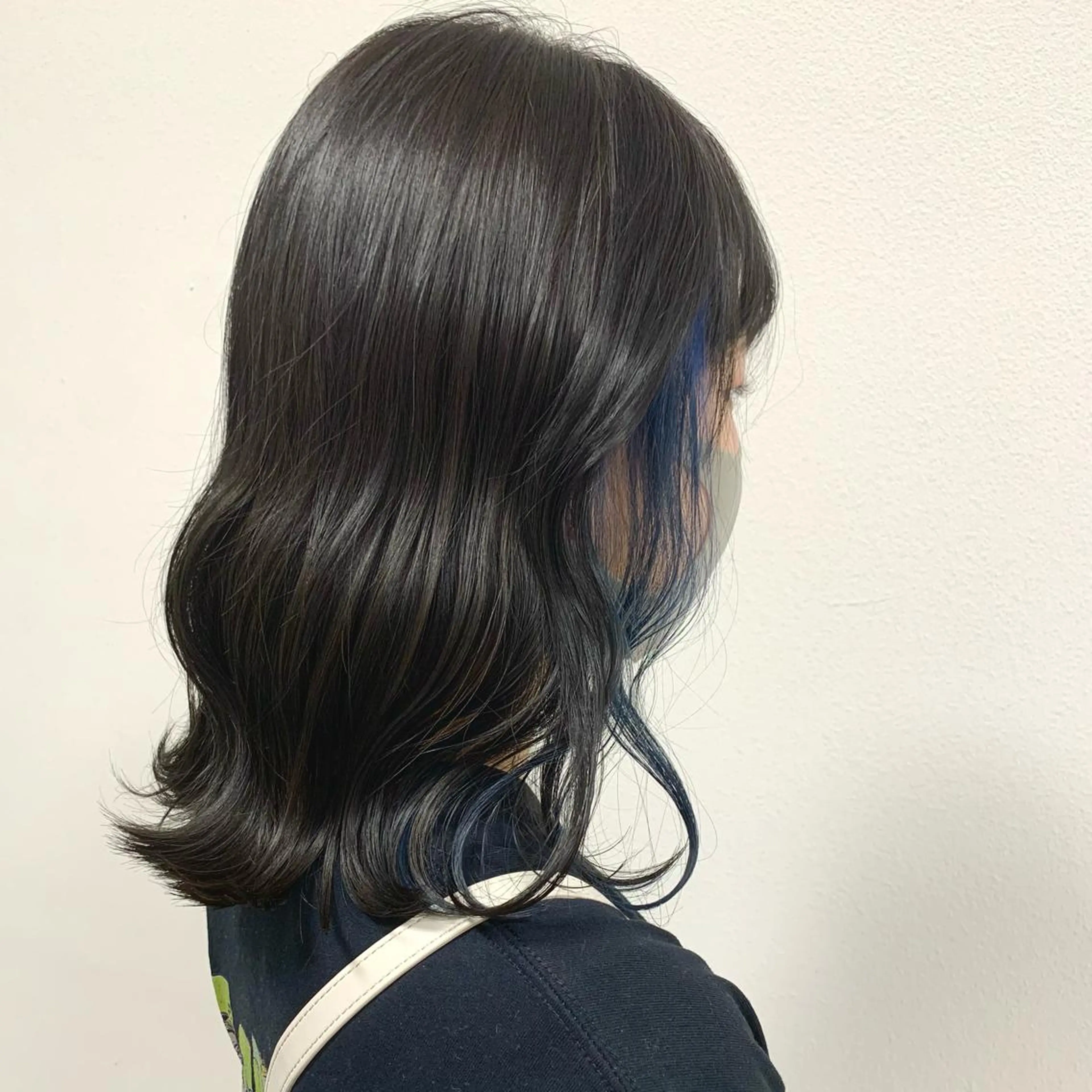 ミディアム カラー アッシュ アッシュブラック 黒髪 ブルーカラー インナーカラー ヘアカラー トリートメント 村田 来倖のヘアスタイル