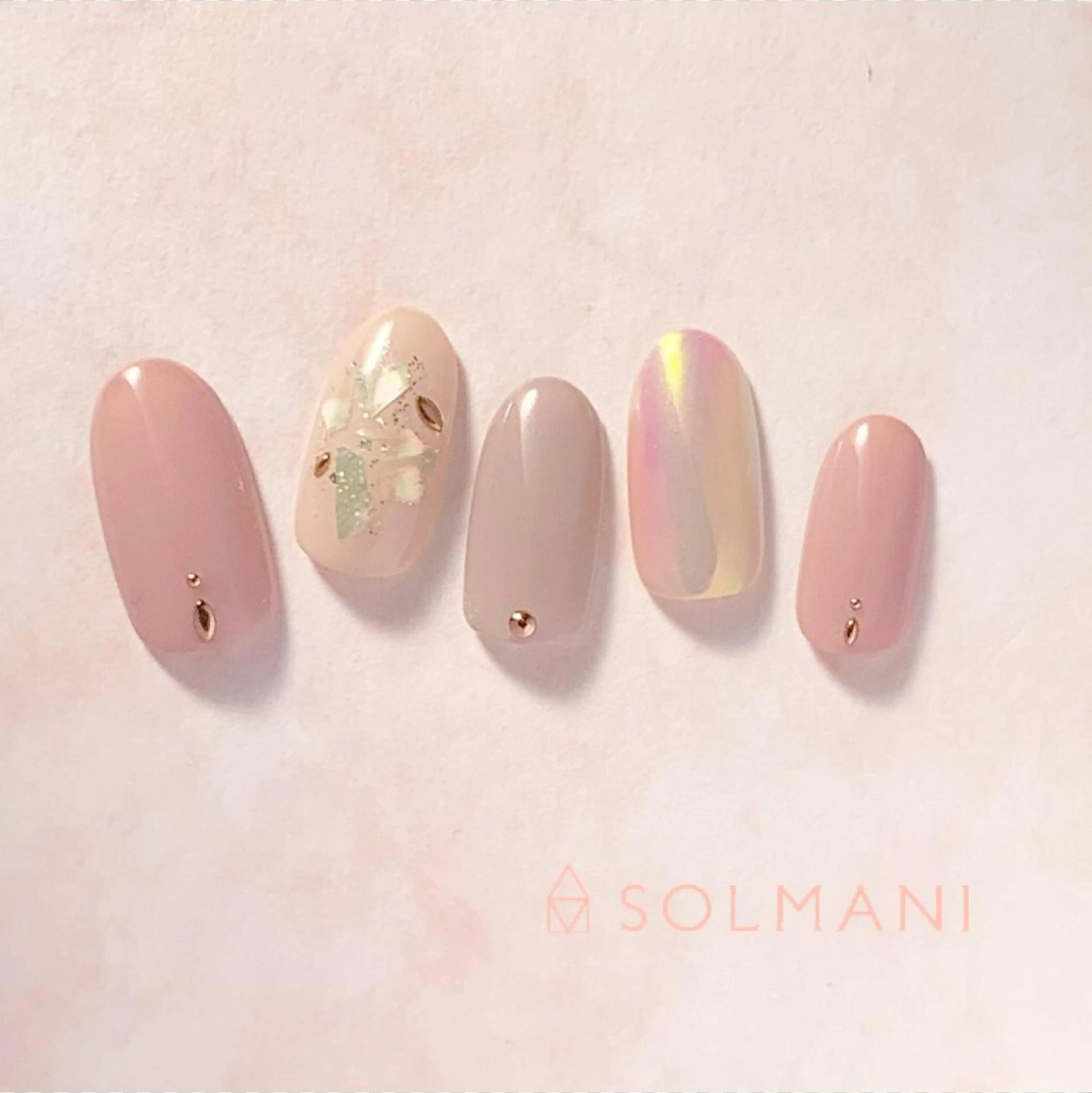 ネイル オーロラネイル ミラーネイル ニュアンスネイル SOLMANI 予約担当のネイルデザイン