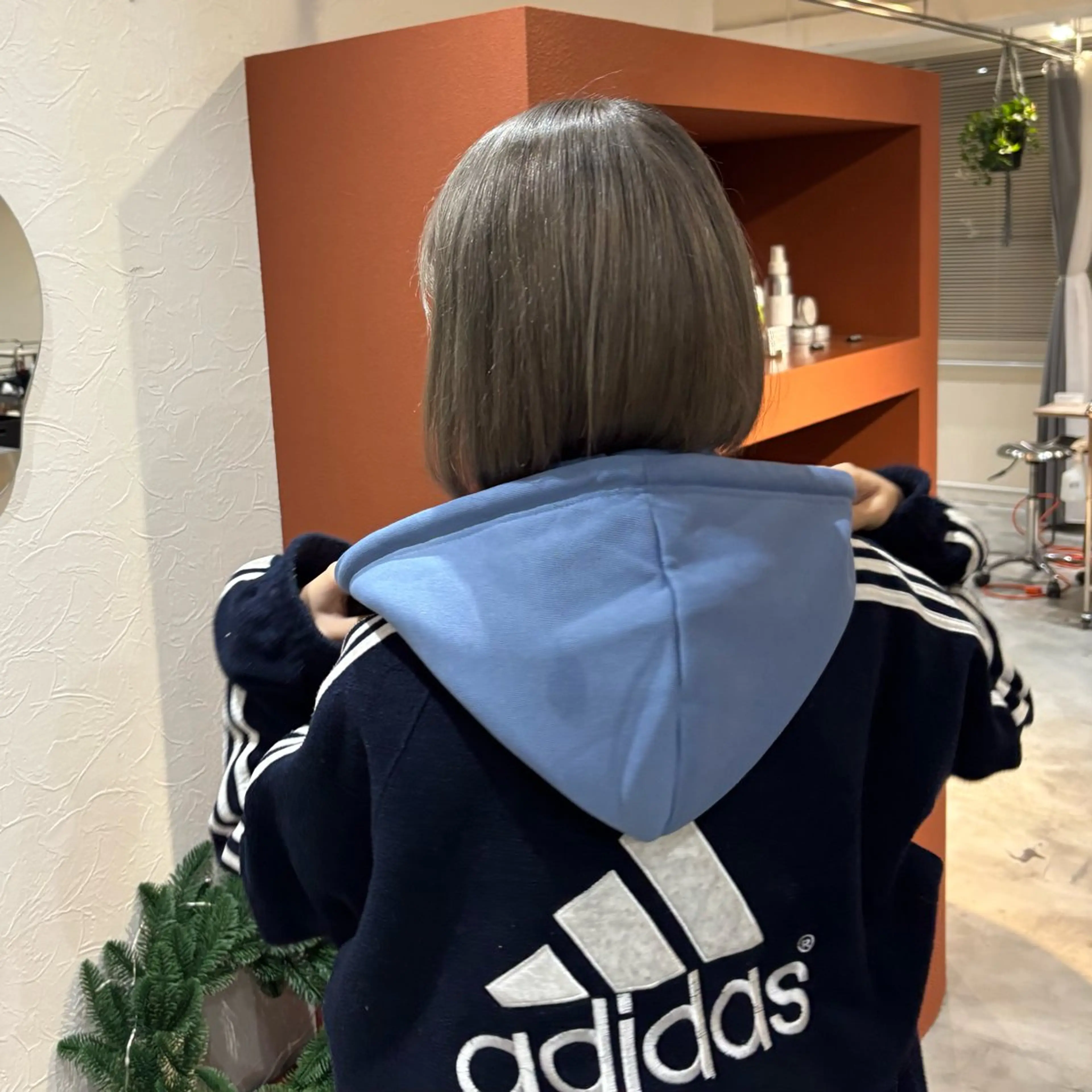 ミディアム カラー ブリーチ シルバー ヘアカラー 上條響子/伏見/ 透明感カラーのヘアスタイル