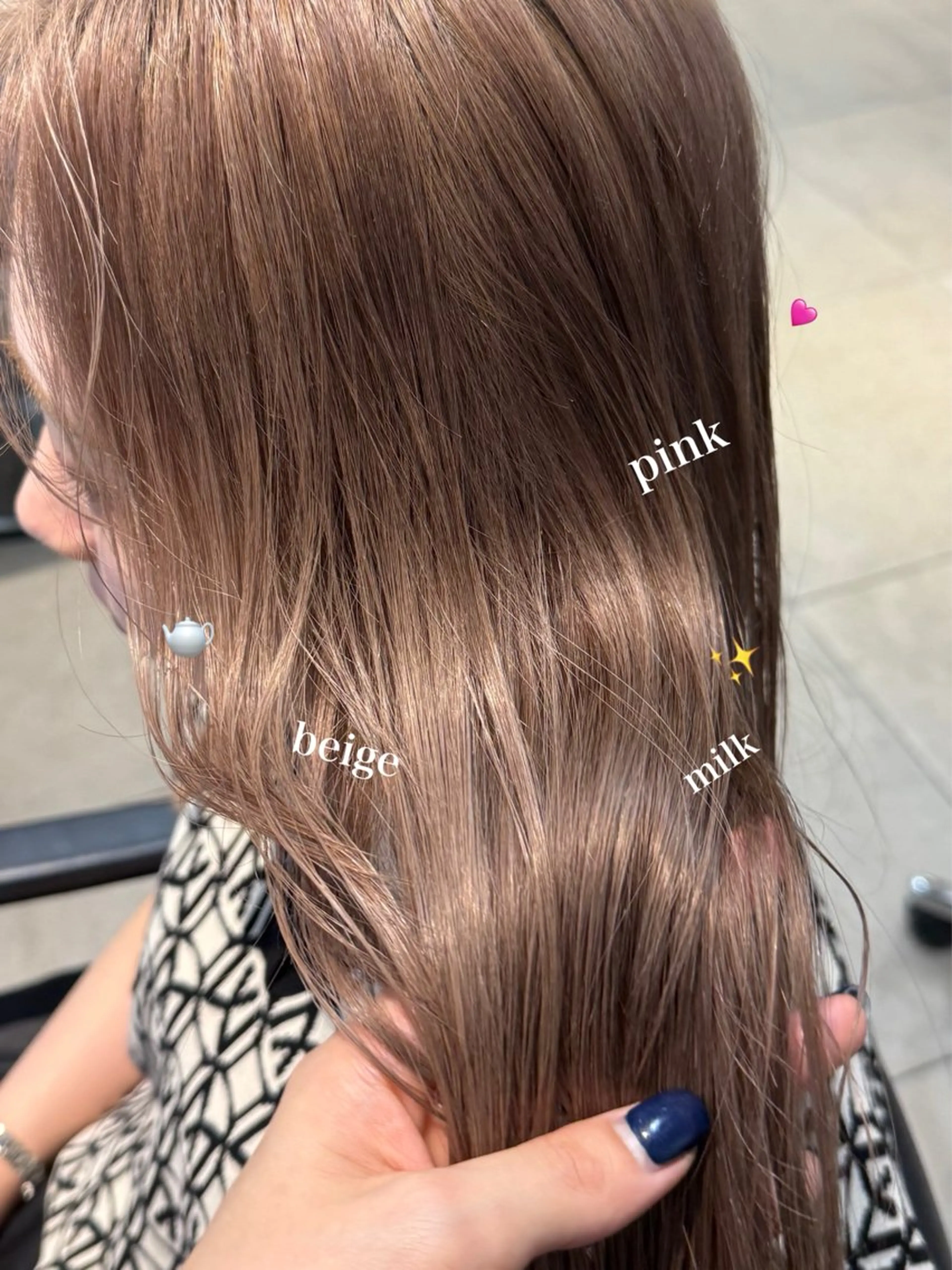 ロング カラー ミルクティー× グレージュMOMOのヘアスタイル