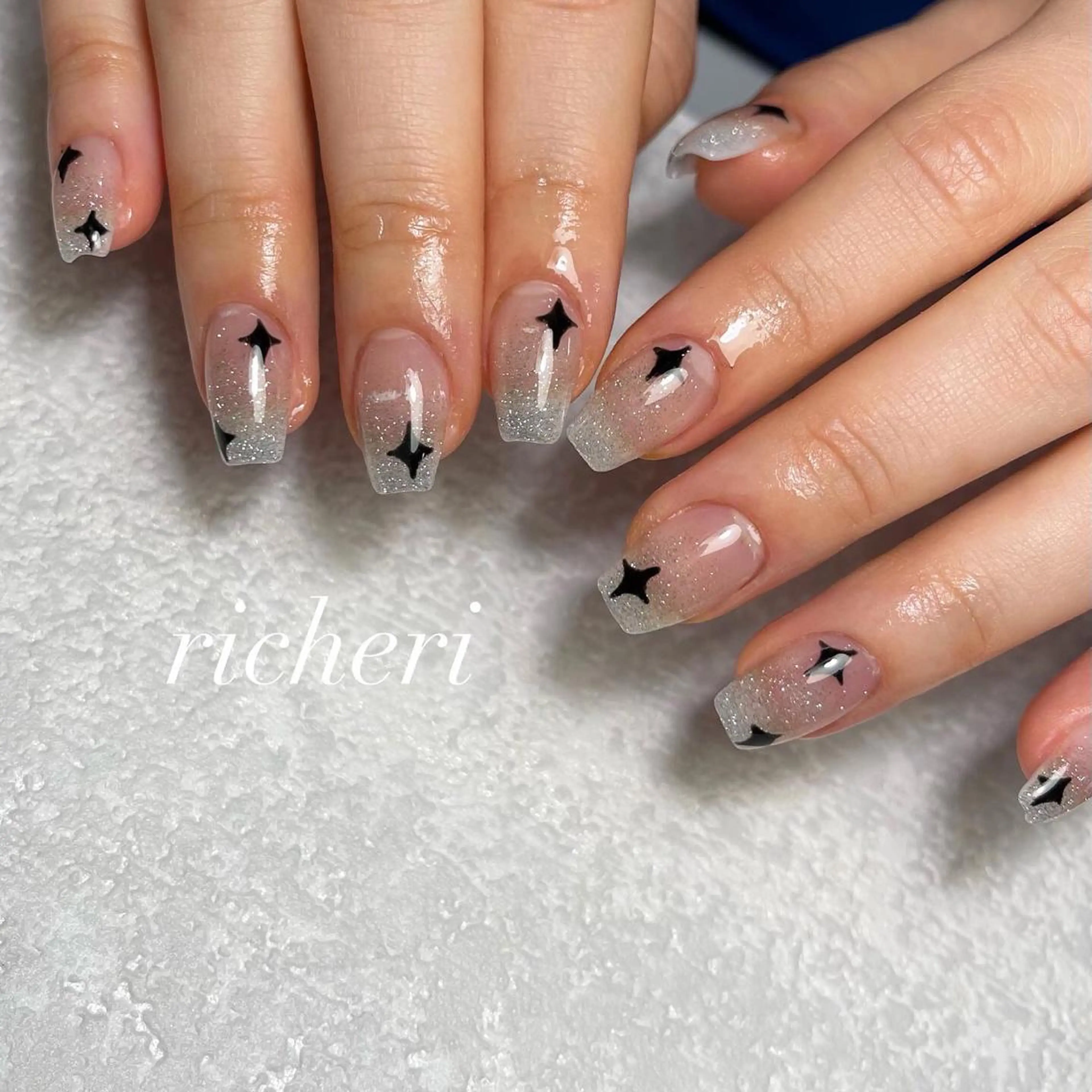 ミディアム ネイル 韓国風ヘア アートネイル フレンチネイル ジェルネイル ガラスフレンチ richeri beautyのエステ・リラクイメージ