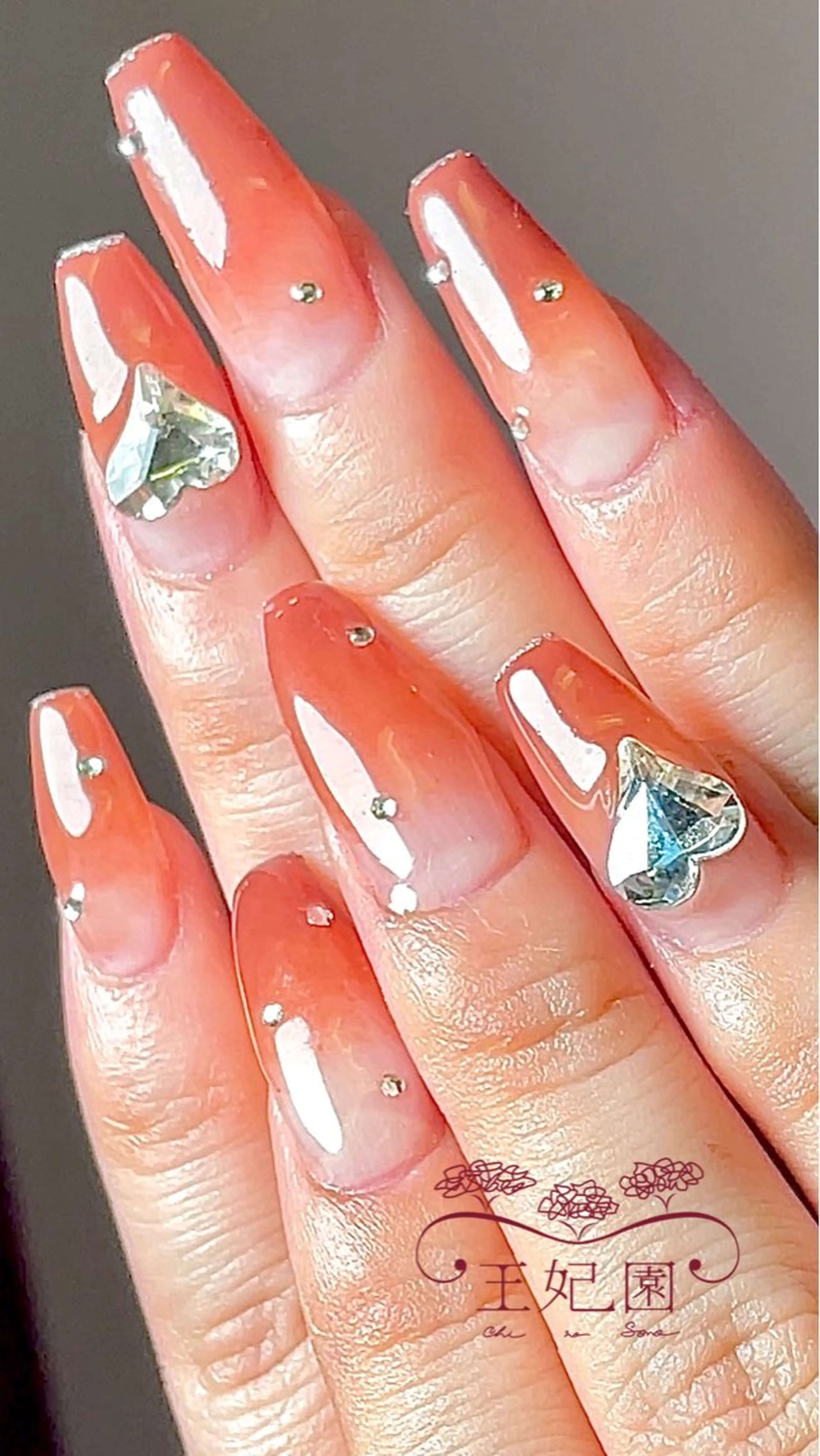 ネイル 長さ出し グラデーション キラキラネイル スカルプネイル ネイルチップ nail salon王妃の園所属・王妃の園 ohinosonoのネイルデザイン