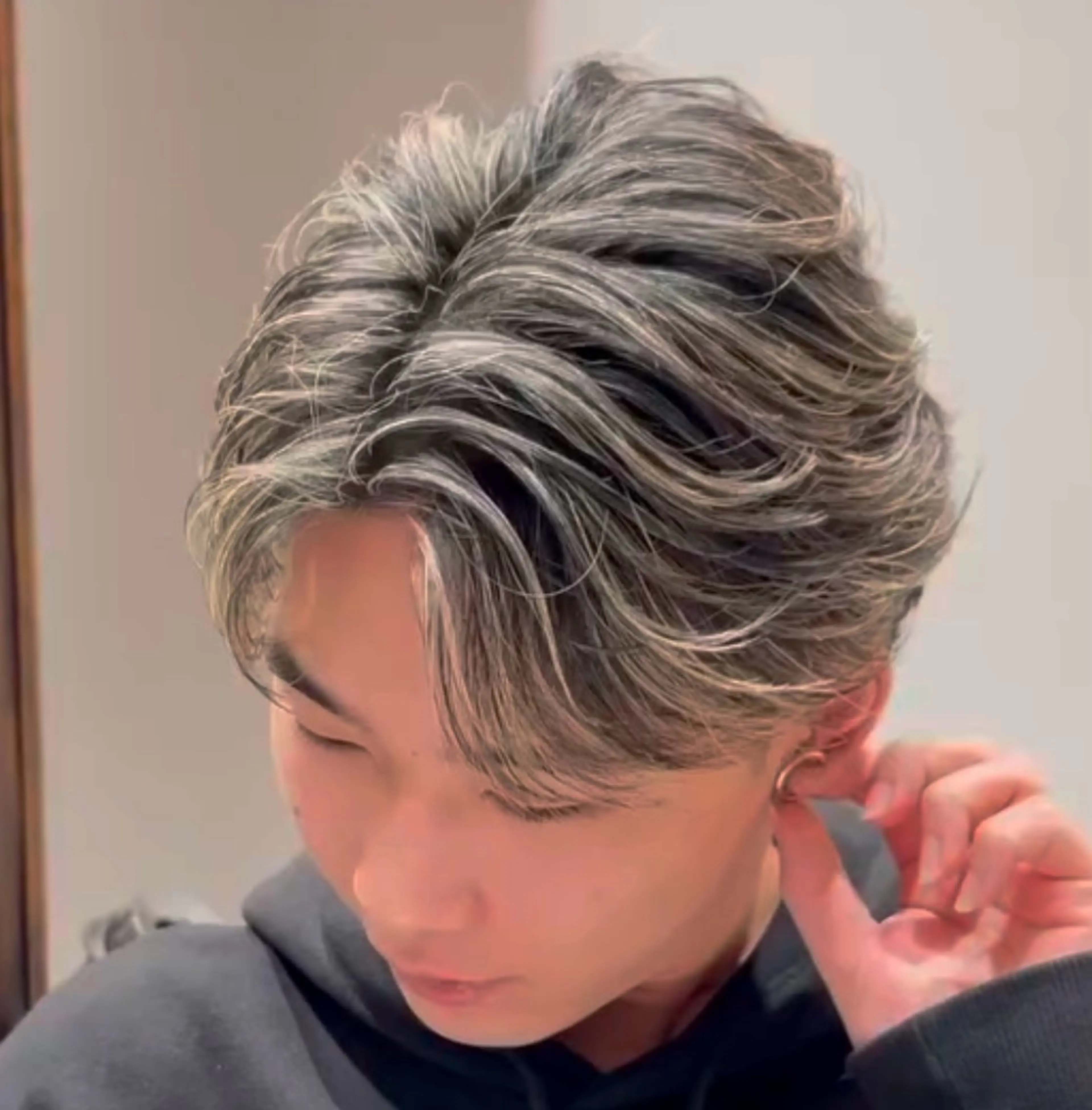 カラー メンズ CYAN by acoron池袋所属・【池袋/メンズ専門】 センターパート 殿岡のヘアスタイル