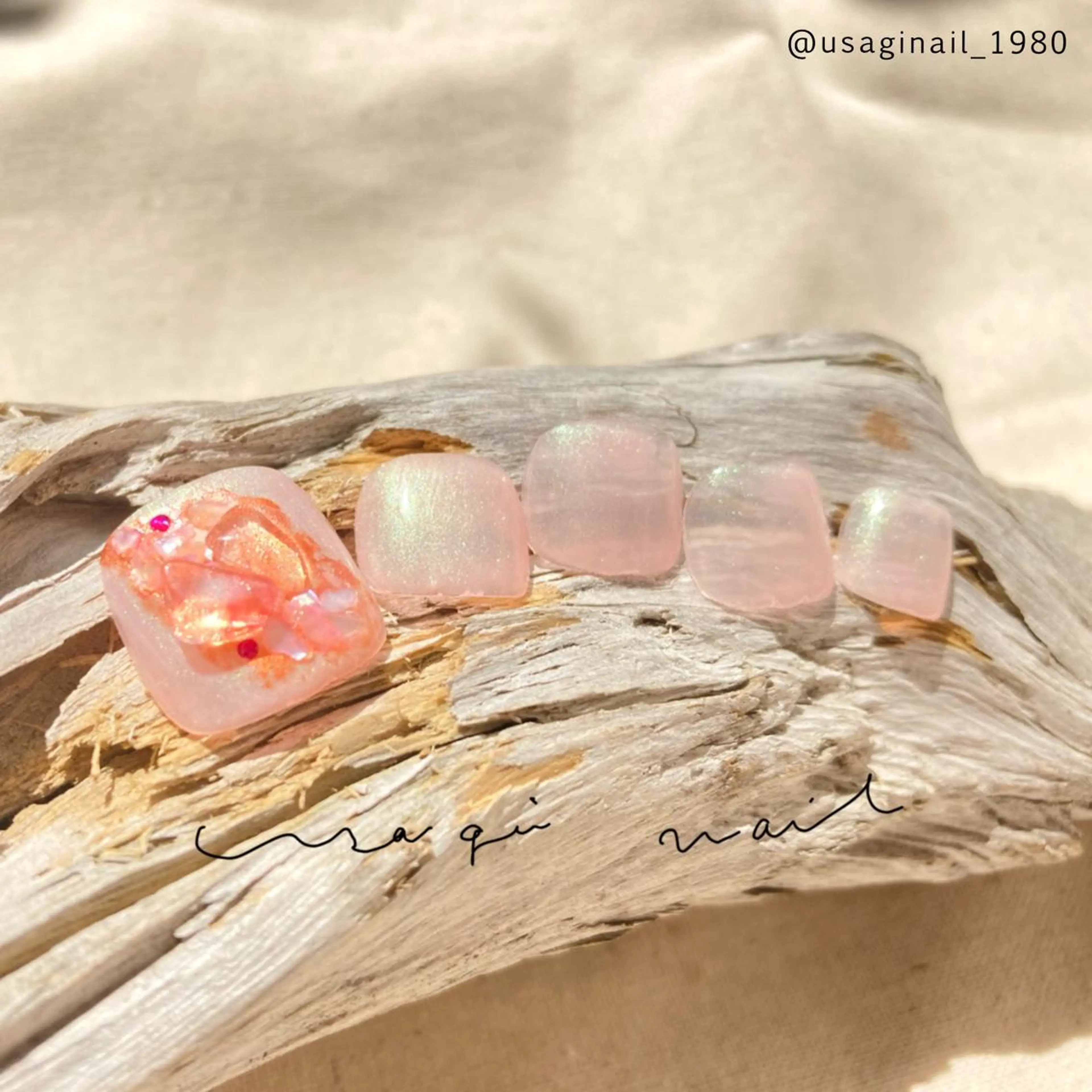 ネイル アートネイル フットネイル ジェルネイル ゴールド キラキラネイル ハンドネイル usagi nailのネイルデザイン