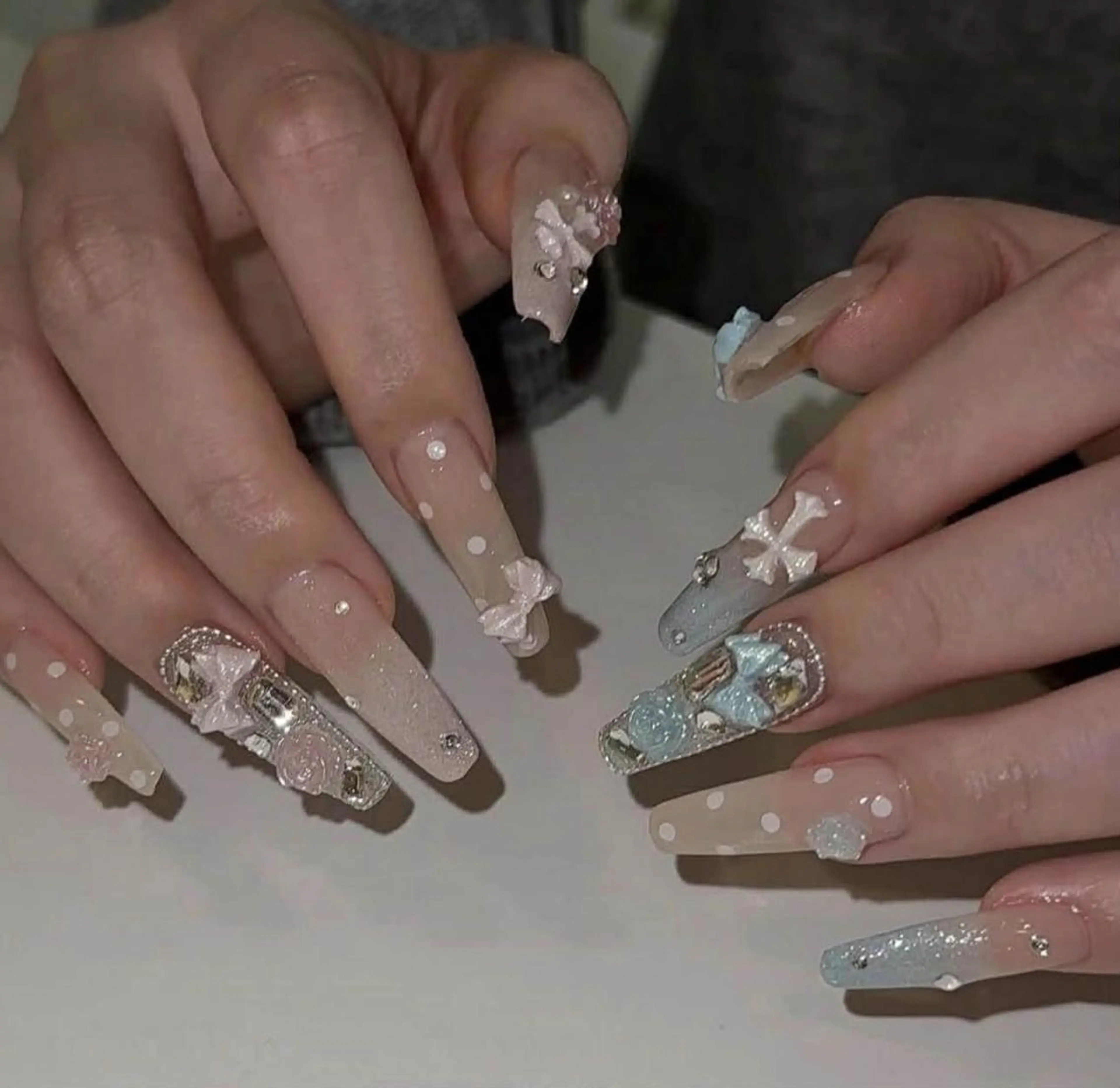 ロング カラー ベージュカラー グラデーションカラー ピンクカラー 韓国風ヘア ハンドネイル Bling Salonのネイルデザイン