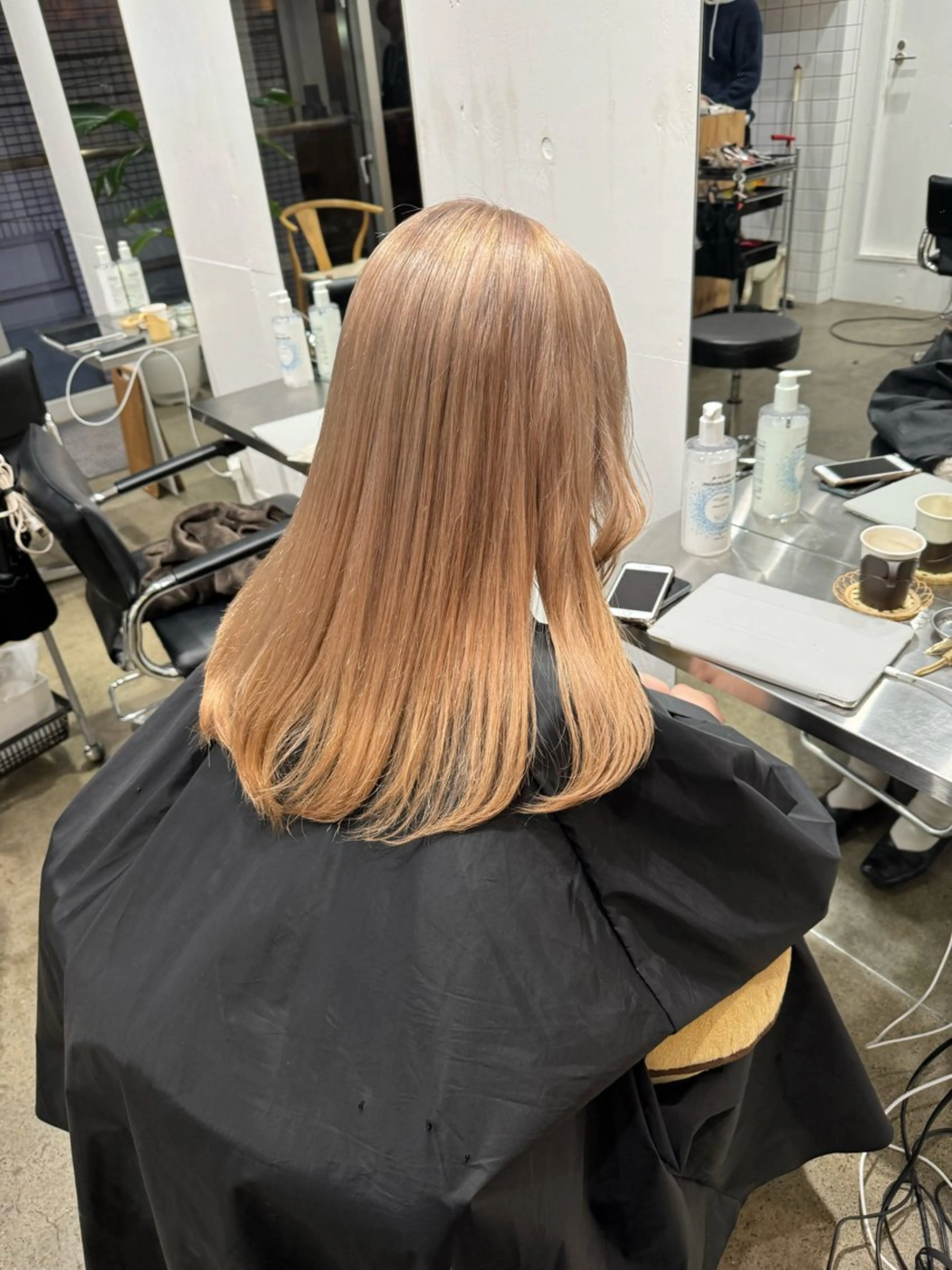 セミロング カラー ベージュカラー ブリーチ ミルクティーベージュ 新宿 似合わせカラー HINAのヘアスタイル