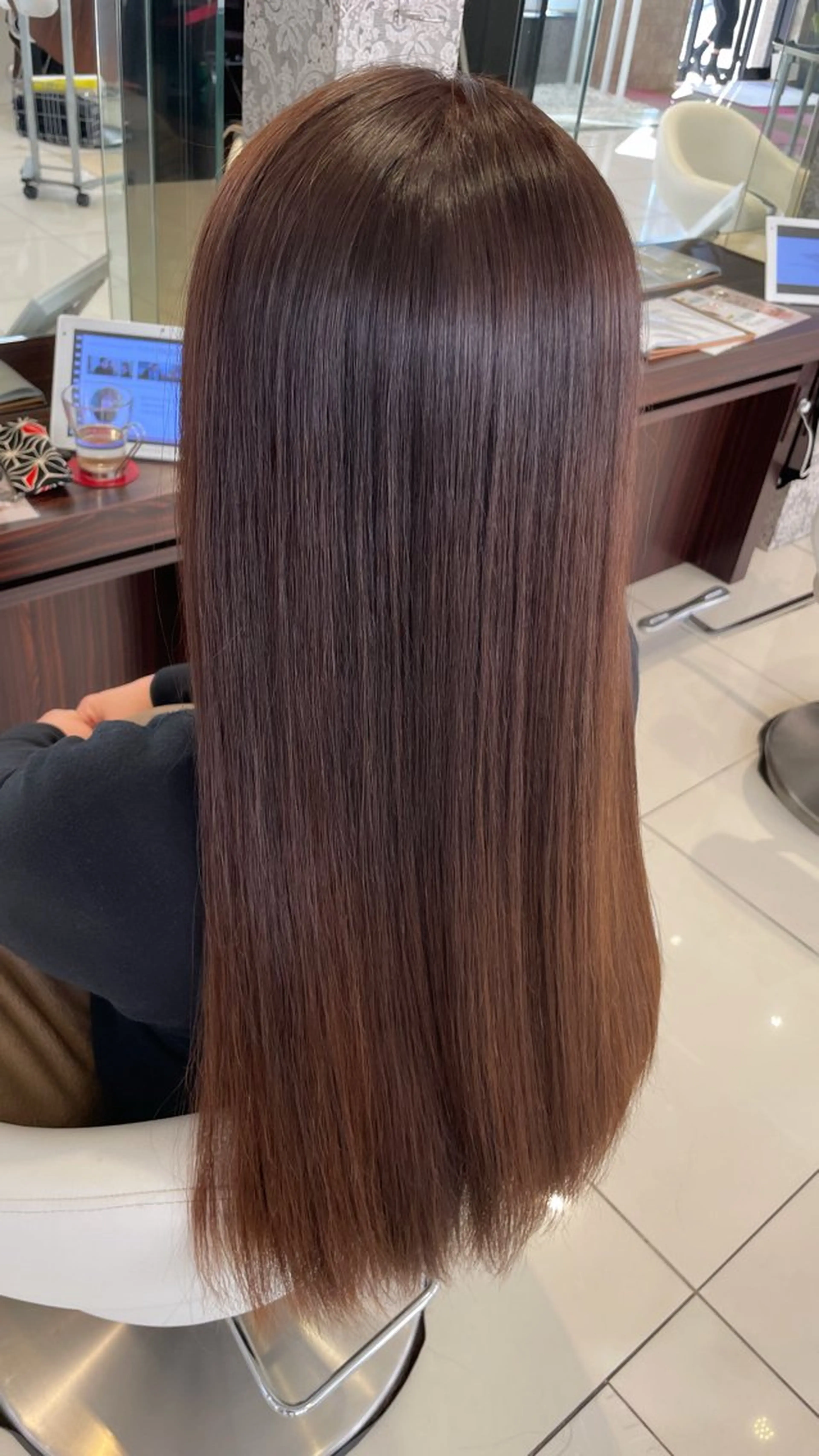 ロング EARTH所属・NATSUMI 透明感カラーのヘアスタイル