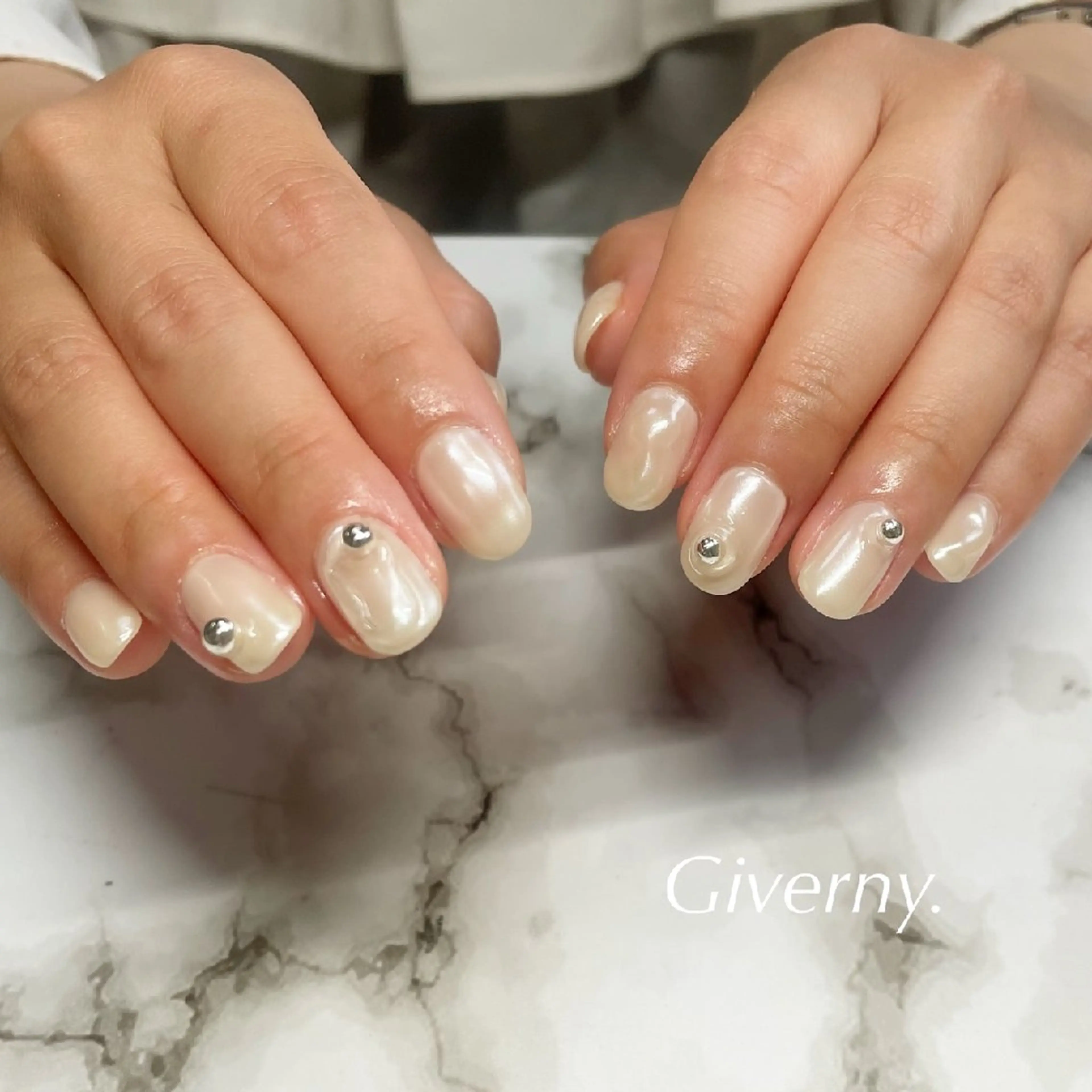 ネイル ミラーネイル ぷっくりネイル 春ネイル ホワイト ハンドネイル Giverny .のネイルデザイン