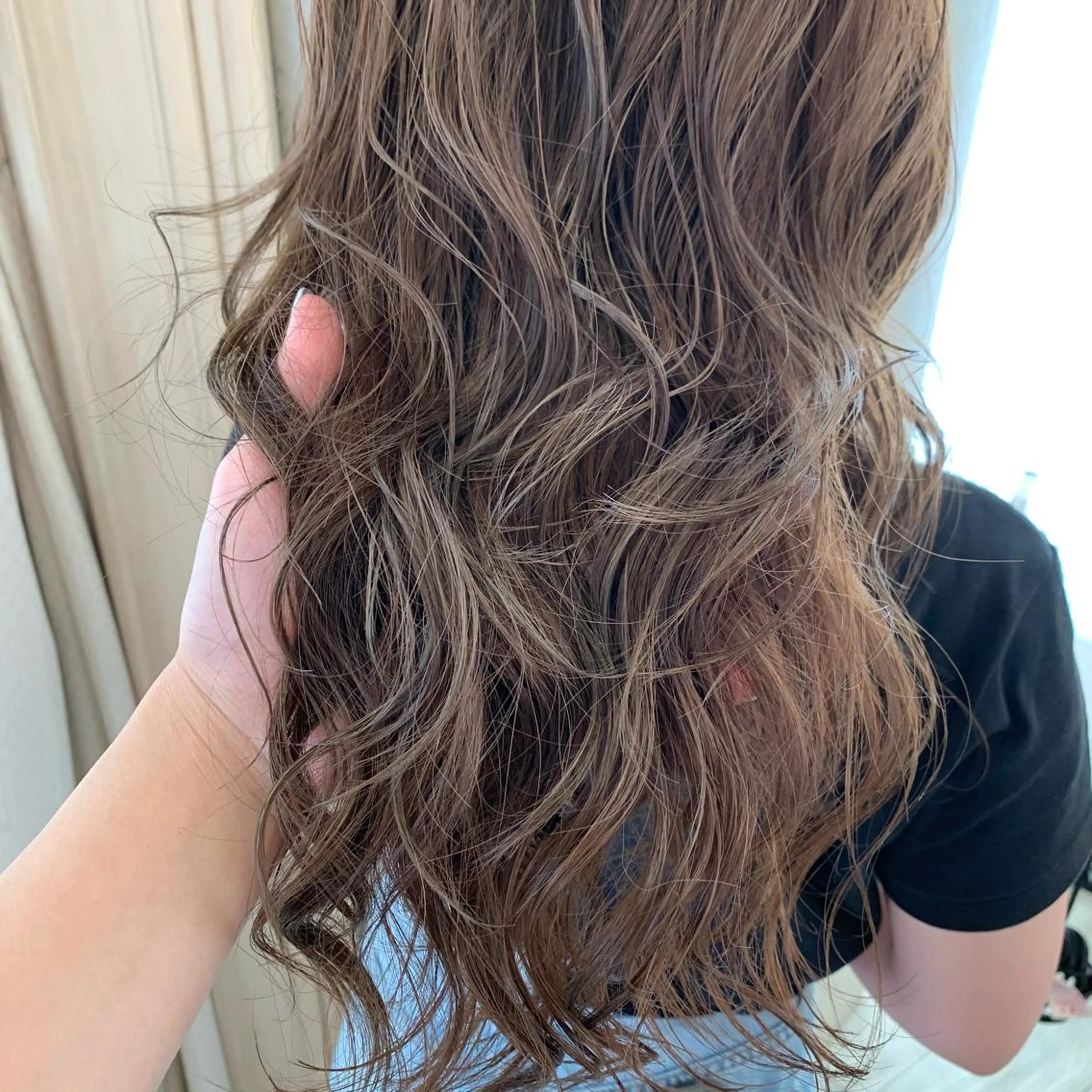 ロング カラー ブリーチ 透明感カラー ハイライトカラー ブリーチなしカラー ハイライト ヘアカラー トリートメント サソウ ユリエ🥥のヘアスタイル