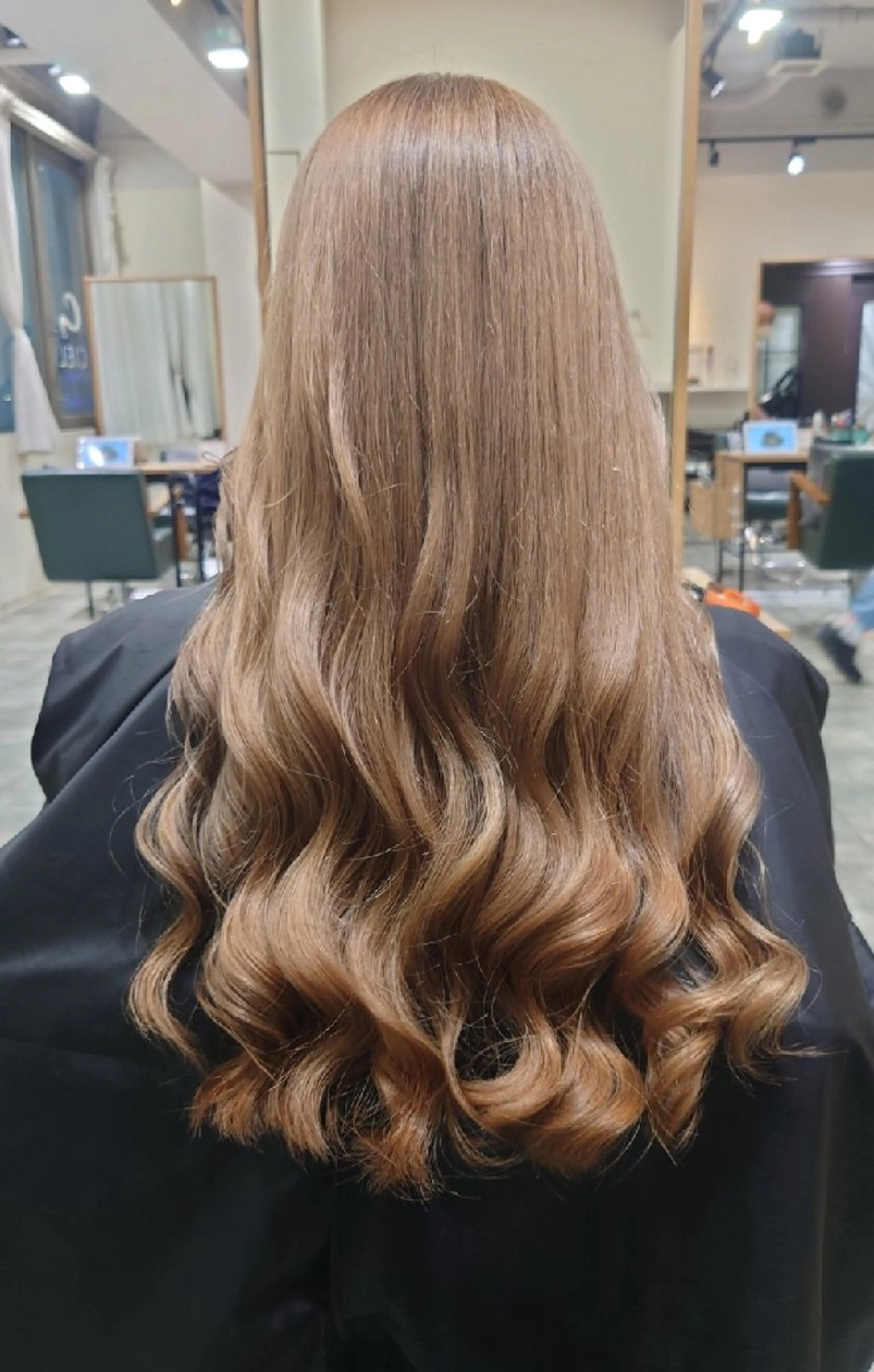 ロング ヘアカラー 宮内 陽菜のヘアスタイル