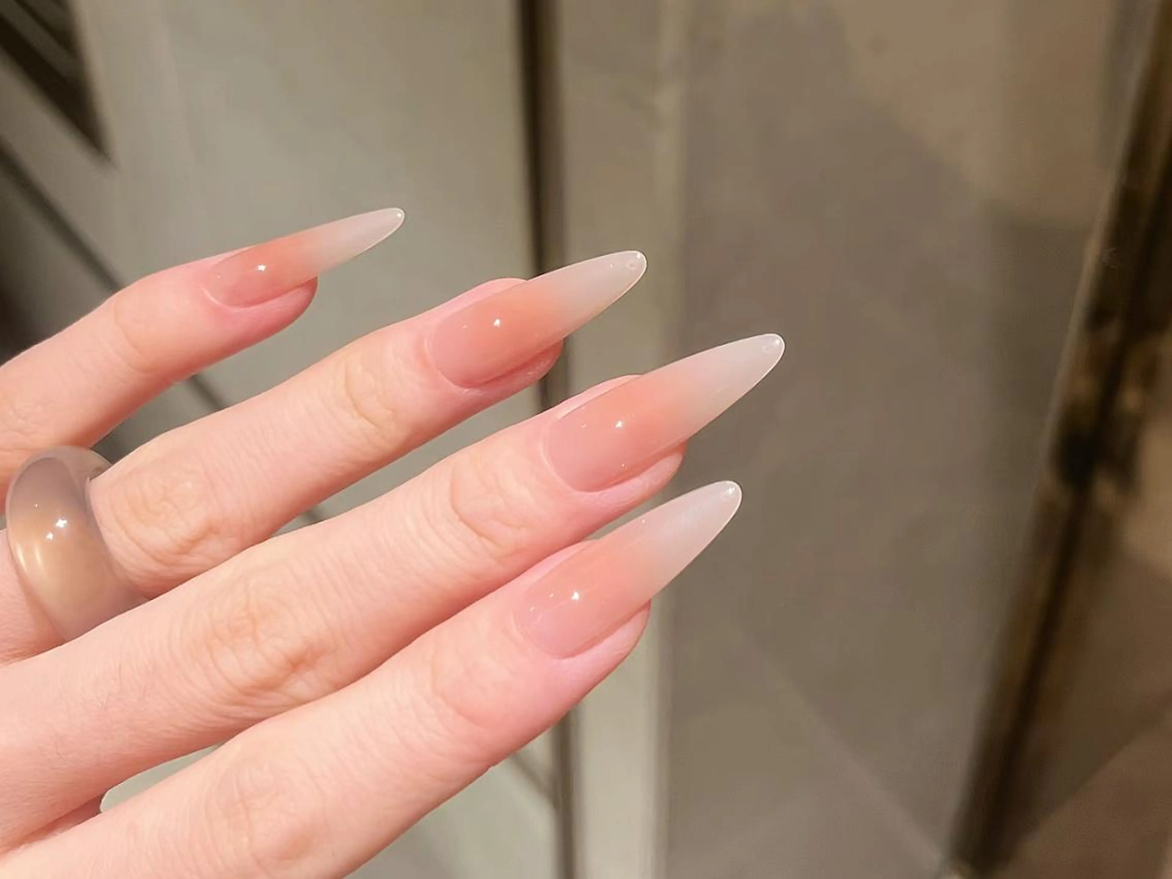 ネイル アートネイル ジェルネイル ガーリー ホログラムネイル ミディアムネイル ハンドネイル ハンドケア 💗NA.YUKI NAIL💗のネイルデザイン