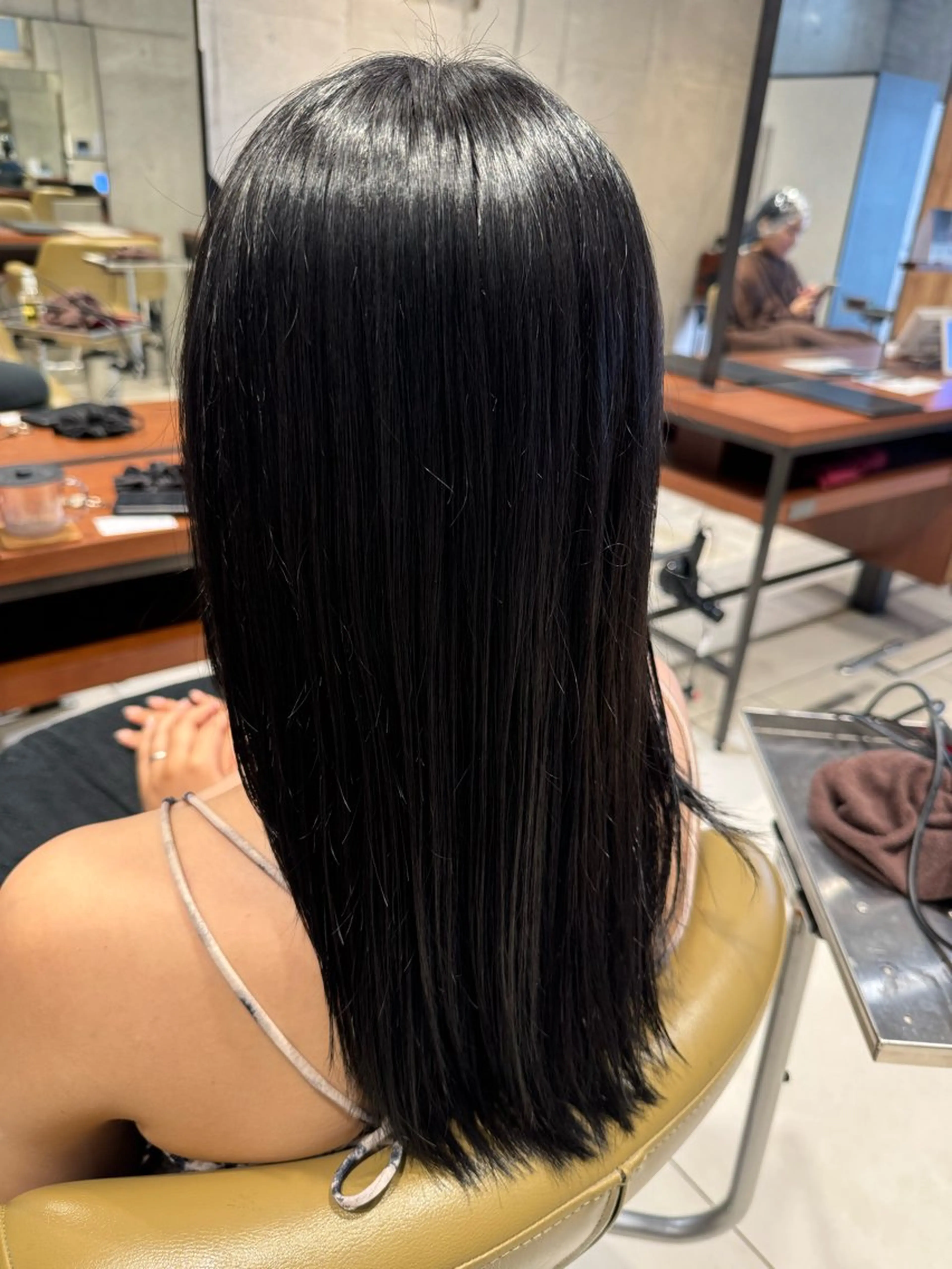 カラー 黒髪 ブルーカラー ブルーブラック ヘアカラー トリートメント 艶カラー 梨菜💜のヘアスタイル