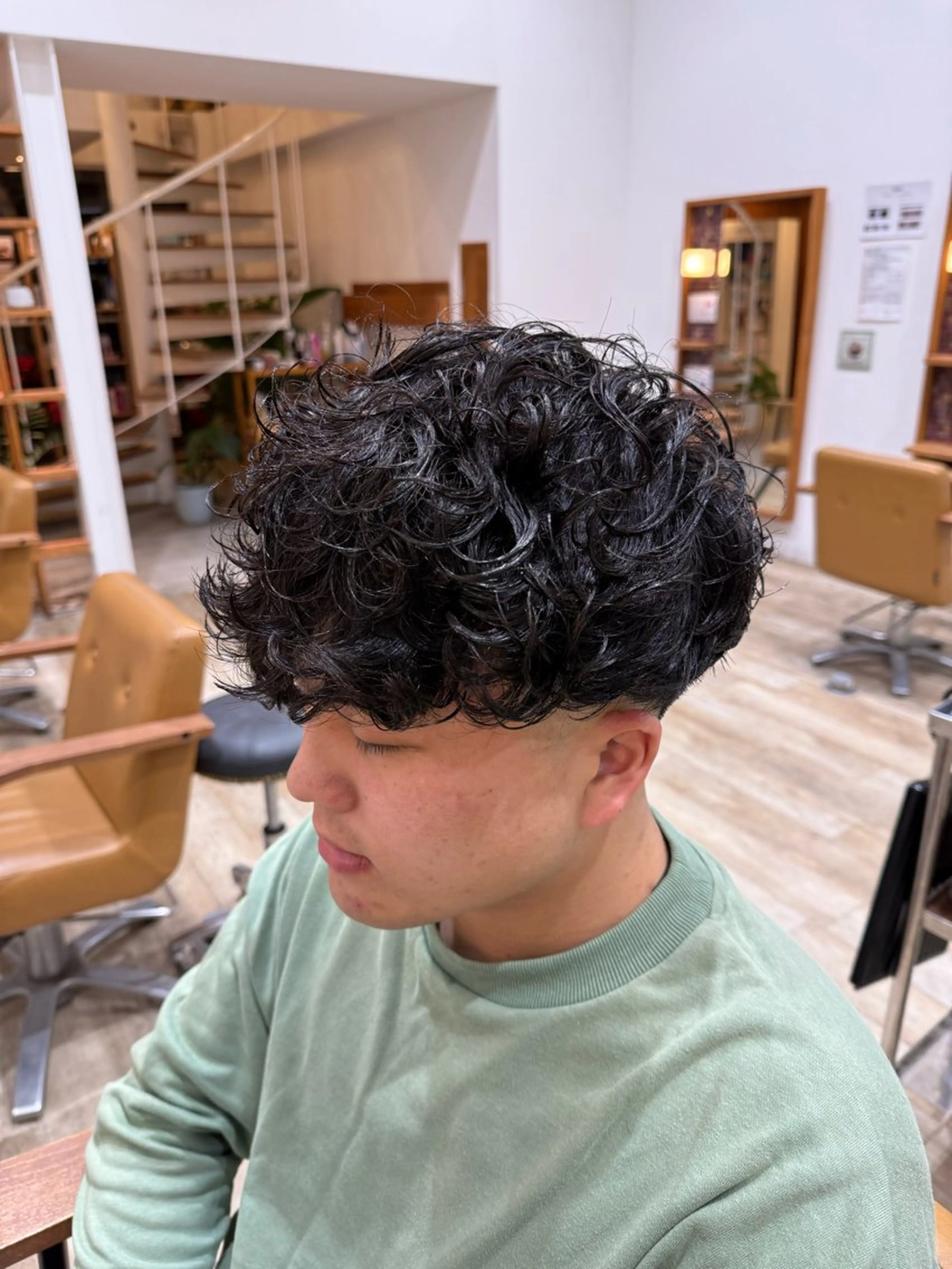 ミディアム パーマ メンズ ミディアムパーマ メンズブリーチ センターパート フェードカット フェザーパーマ カット パーマ peakshair所属・髪質改善/メンズパ ーマ𝒀𝑼𝑻𝑶のヘアスタイル