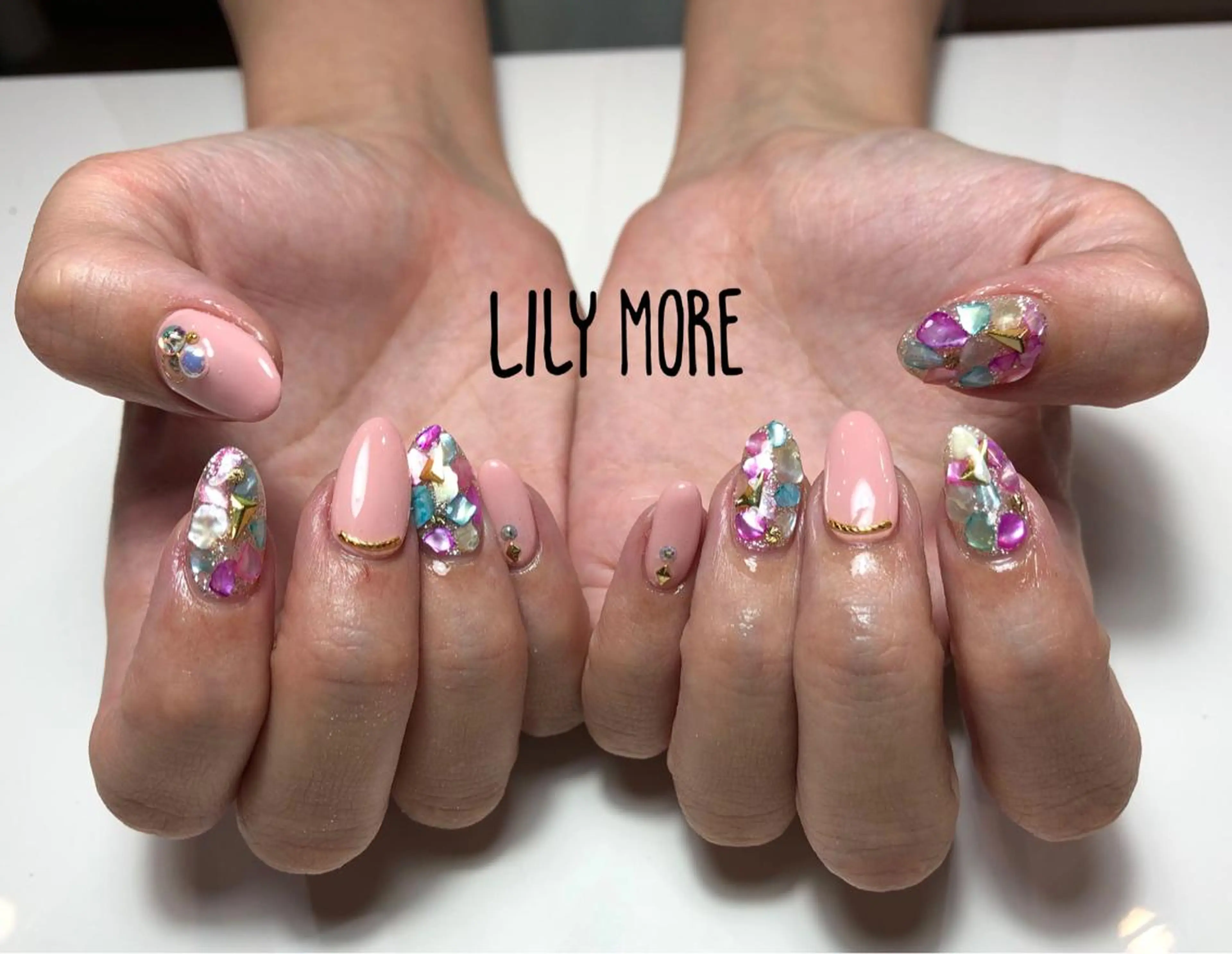 ネイル ストーンネイル Lily closetのネイルデザイン