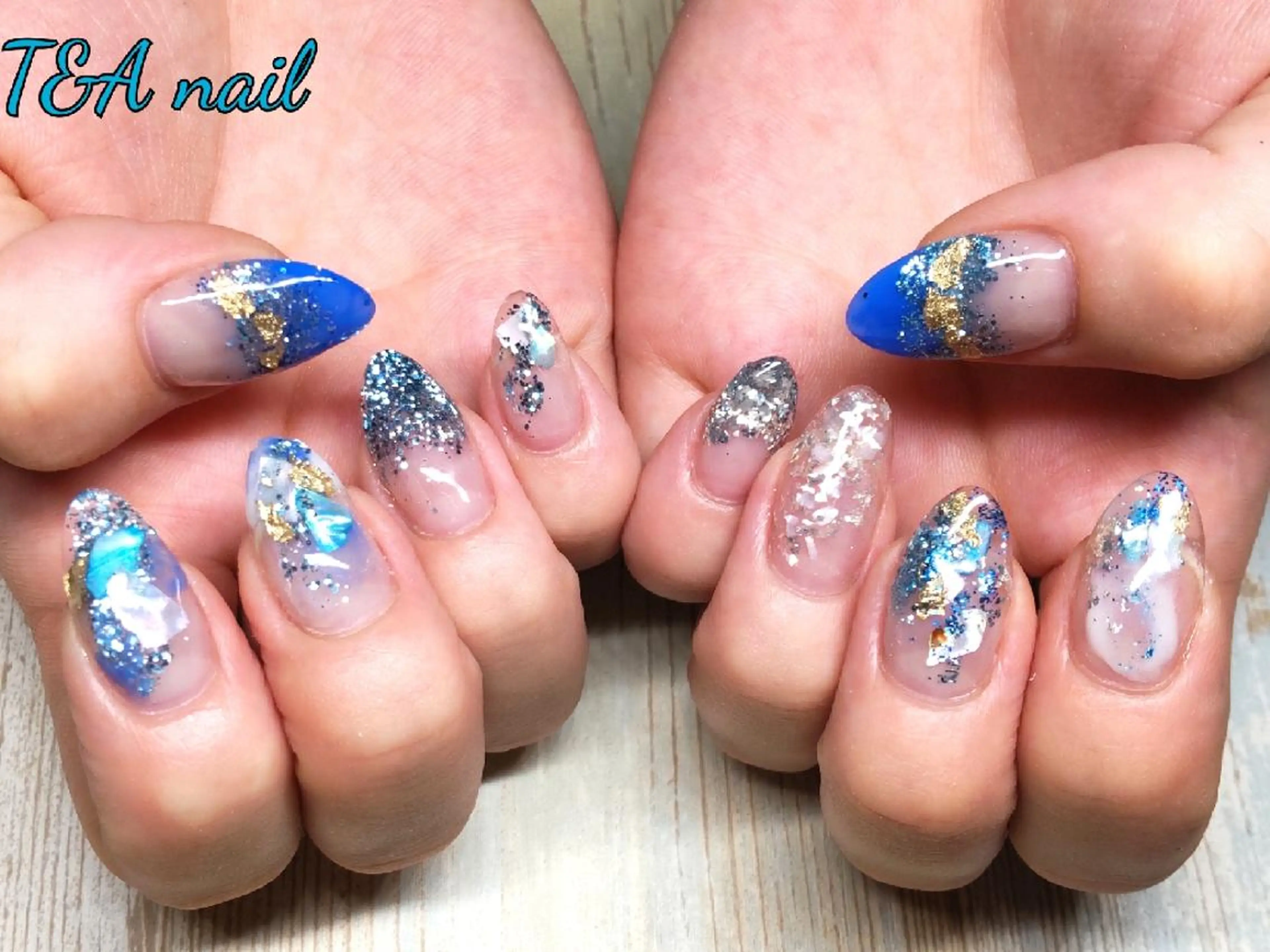 ミディアム ネイル ブルー 長さ出し ジェルネイル キラキラネイル ニュアンスネイル ハンドネイル T&A nailのネイルデザイン