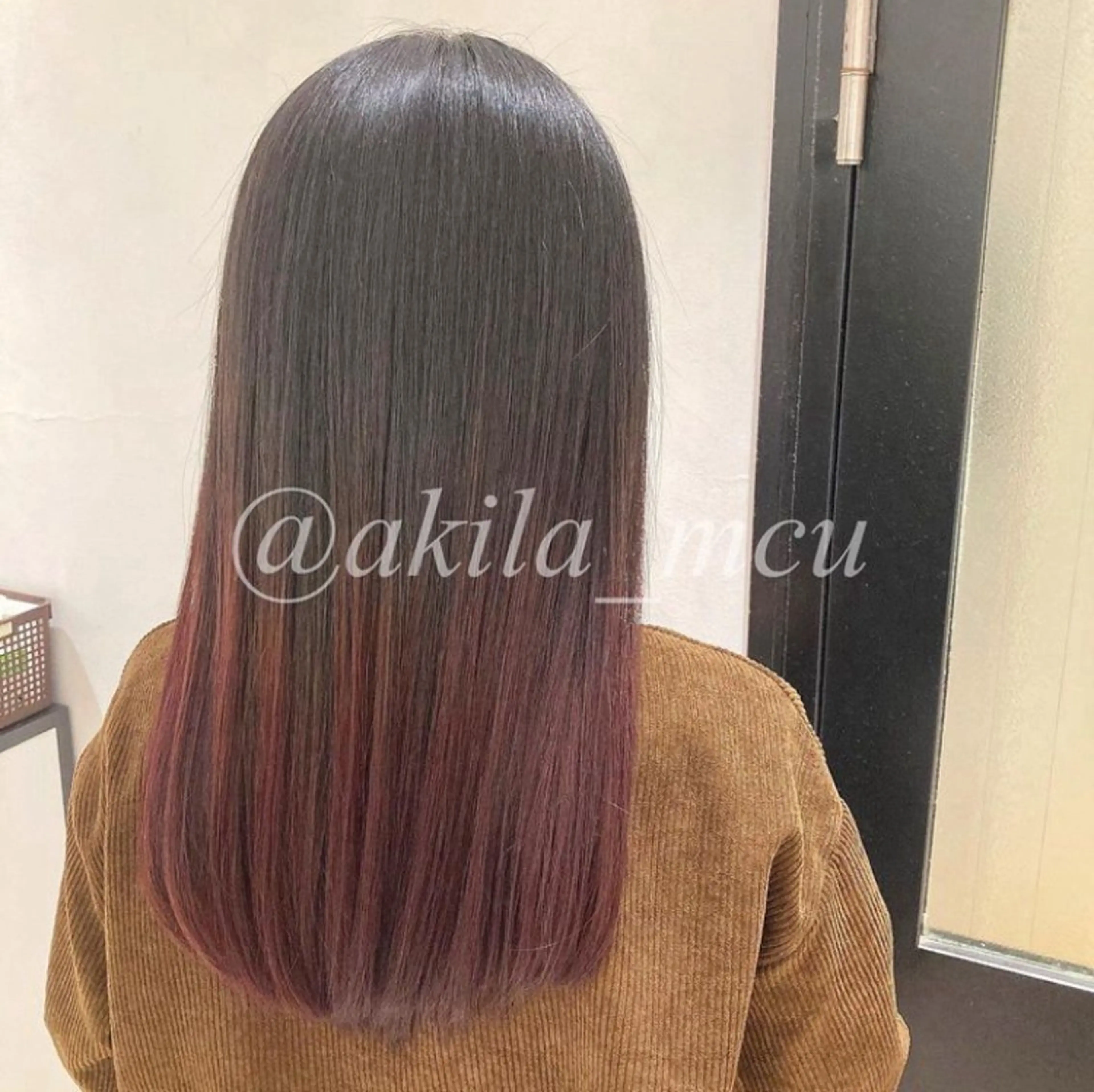 ロング カラー ヘアアレンジ ブリーチ カシス イヤリングカラー グラデーションカラー ハイライトカラー エグチ アキラのヘアスタイル