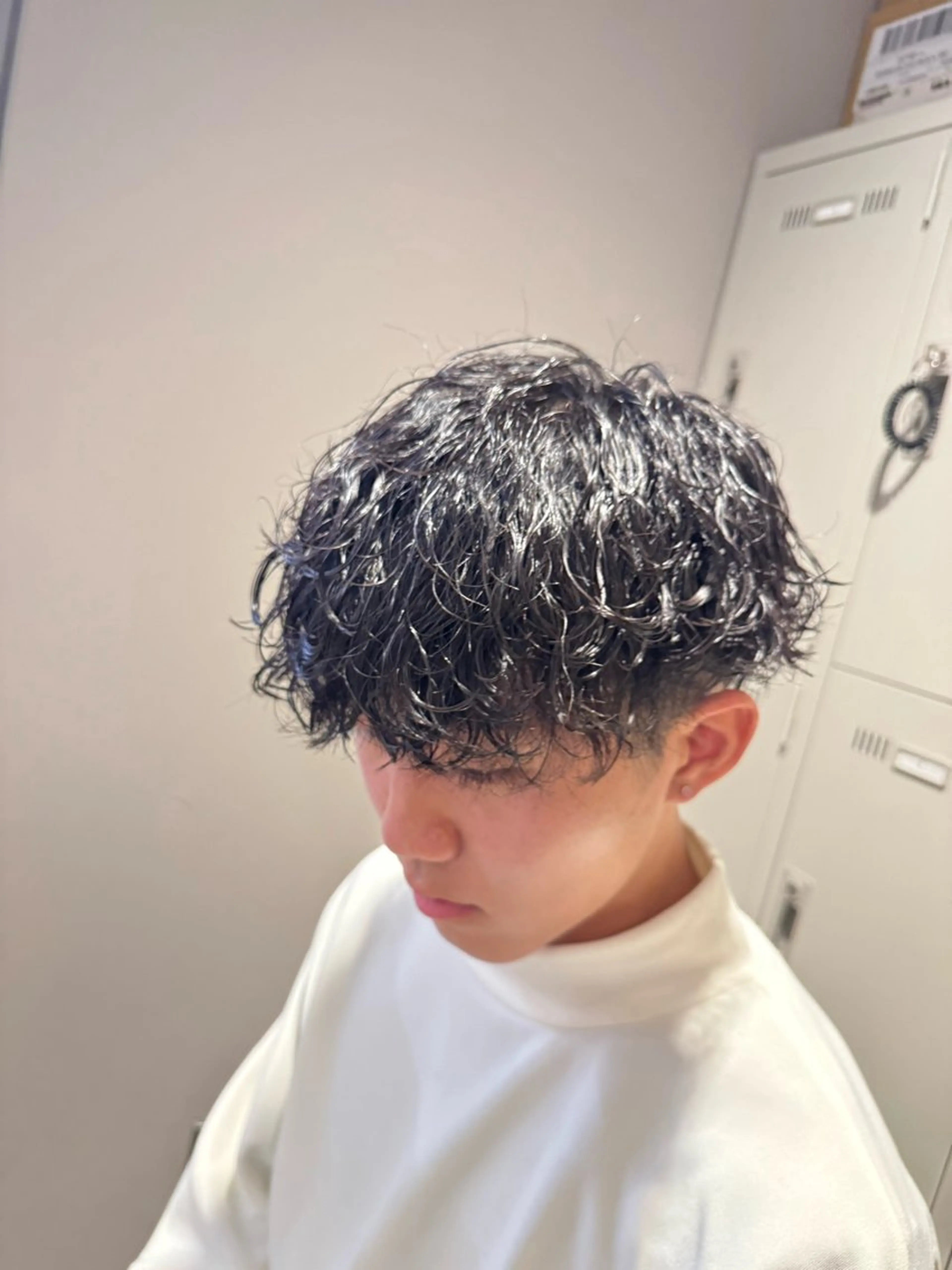 ショート パーマ ヘアアレンジ メンズ メンズパーマ 波巻きパーマ 顔まわりカット の達人のヘアスタイル