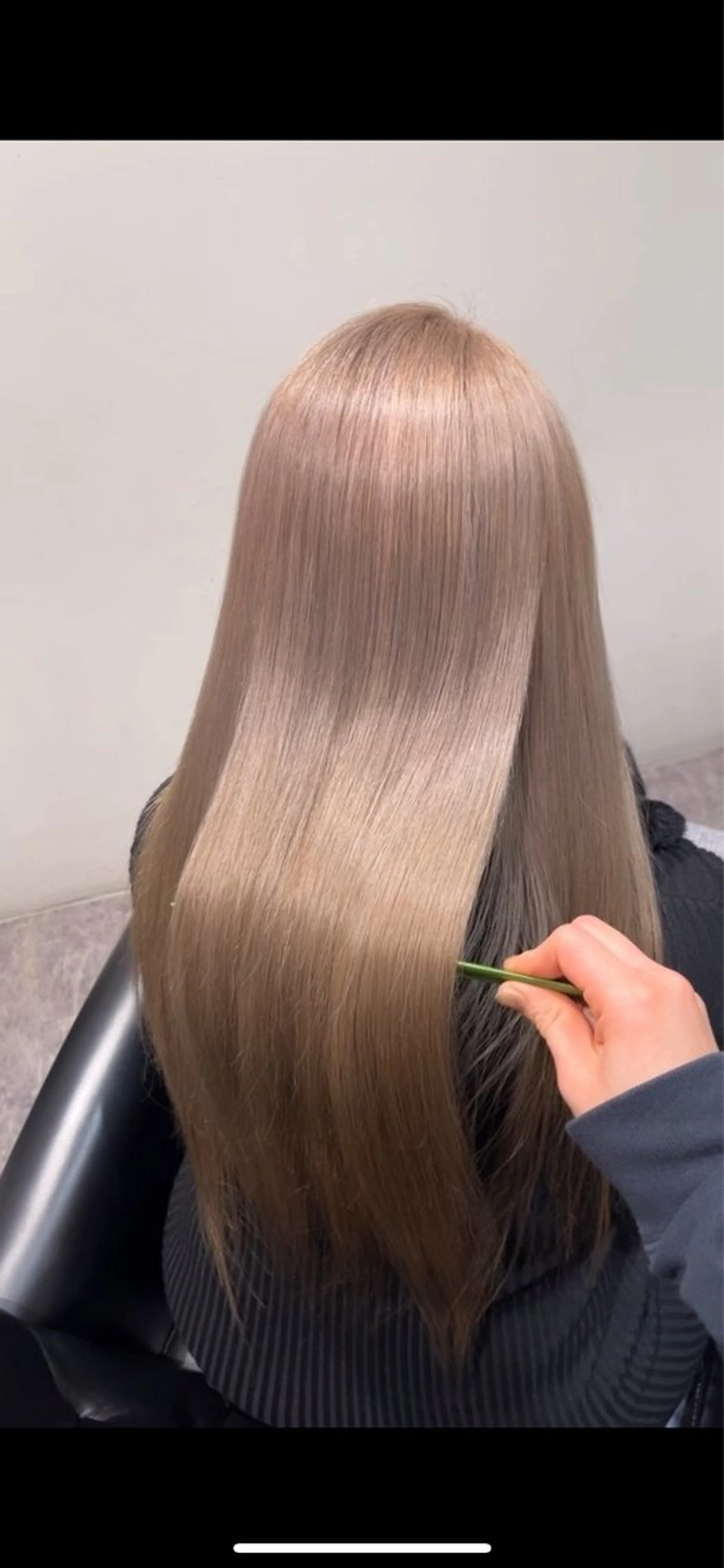 ロング カラー グレージュ ミルクティーグレージュ 余崎 優花のヘアスタイル