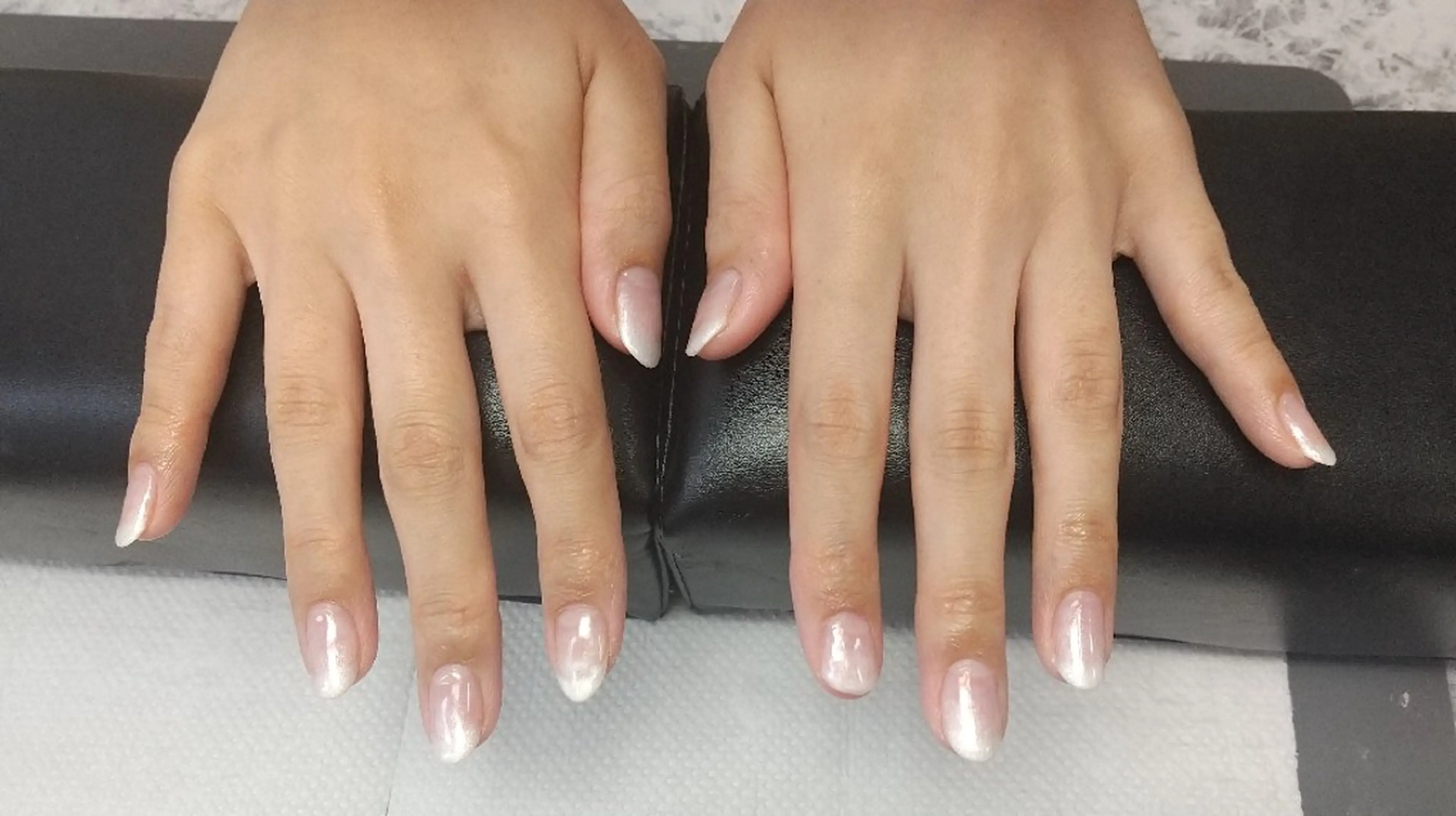 ネイル グラデーション ホワイト Eyelash Nailsalon ales鶴川店所属・M Moritaのネイルデザイン