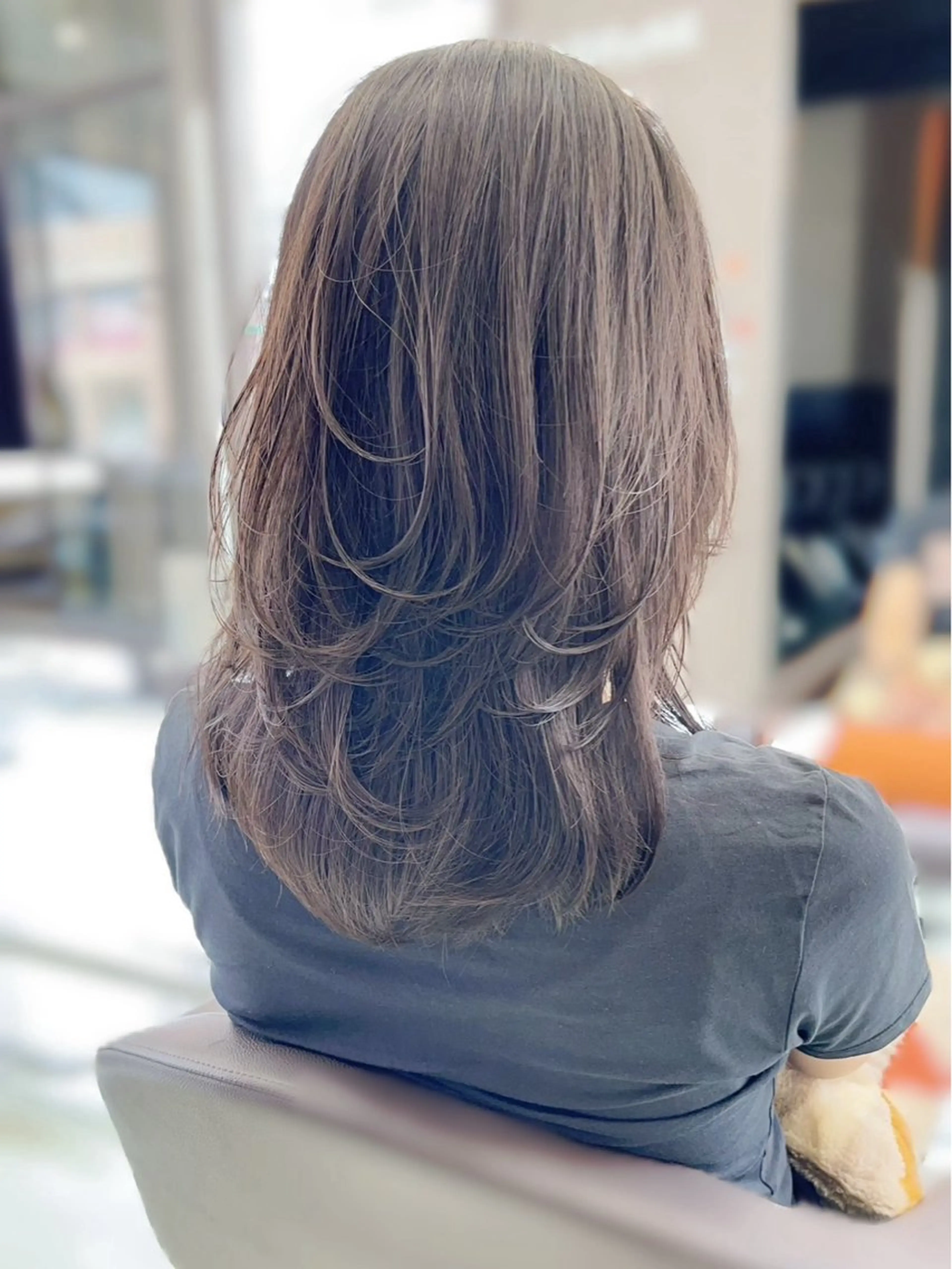 セミロング カラー アディクシーカラー ブリーチ 透明感カラー デザインカラー ハイライトカラー カット 野田阪神/レイヤー/ ハイライト/yuuのヘアスタイル