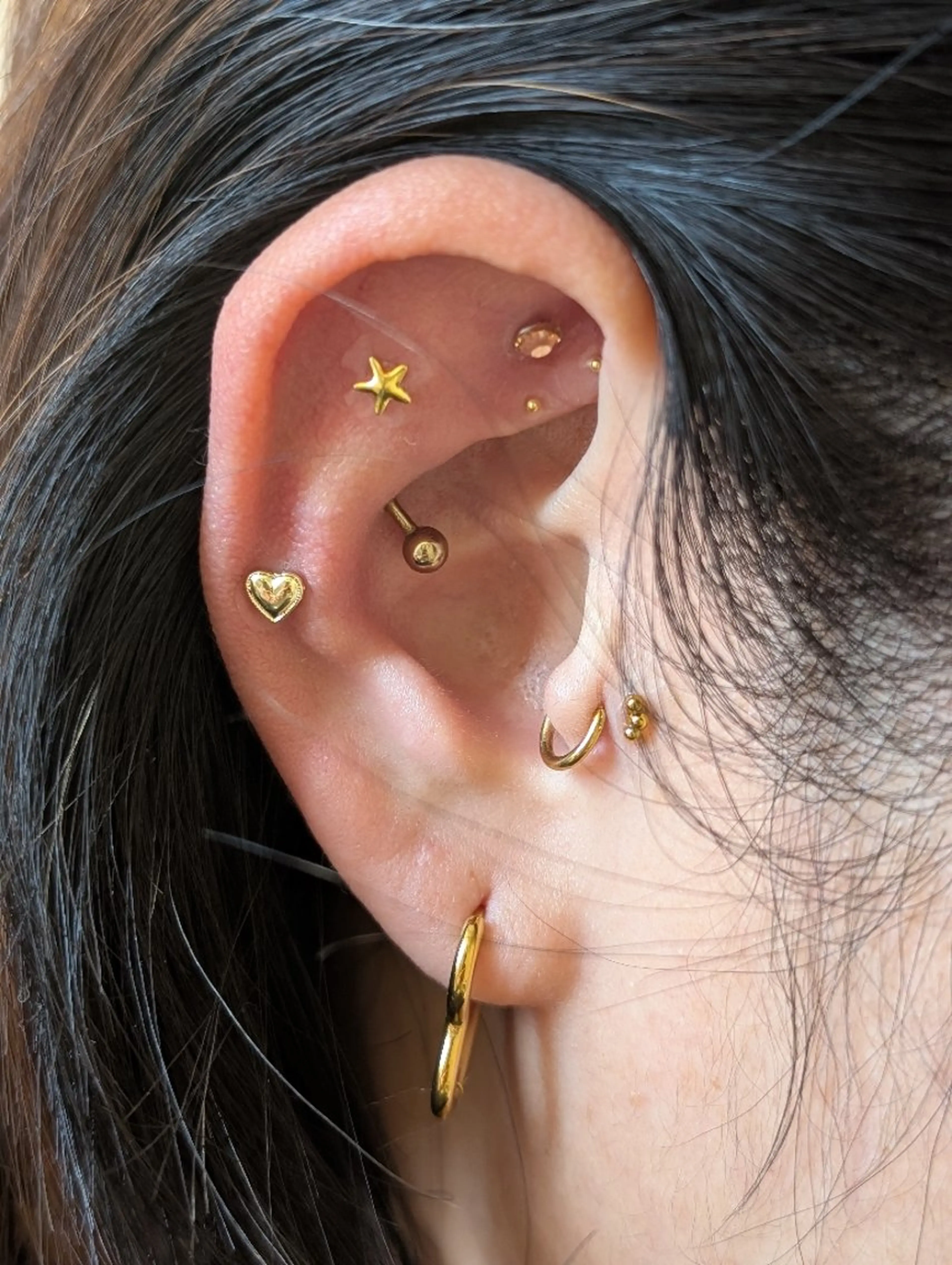 【ご紹介割】耳から全身ゆるめるご褒美ケア　耳つぼジュエリー10〜12粒+ヘッドマッサージ+デコルテマッサージの写真