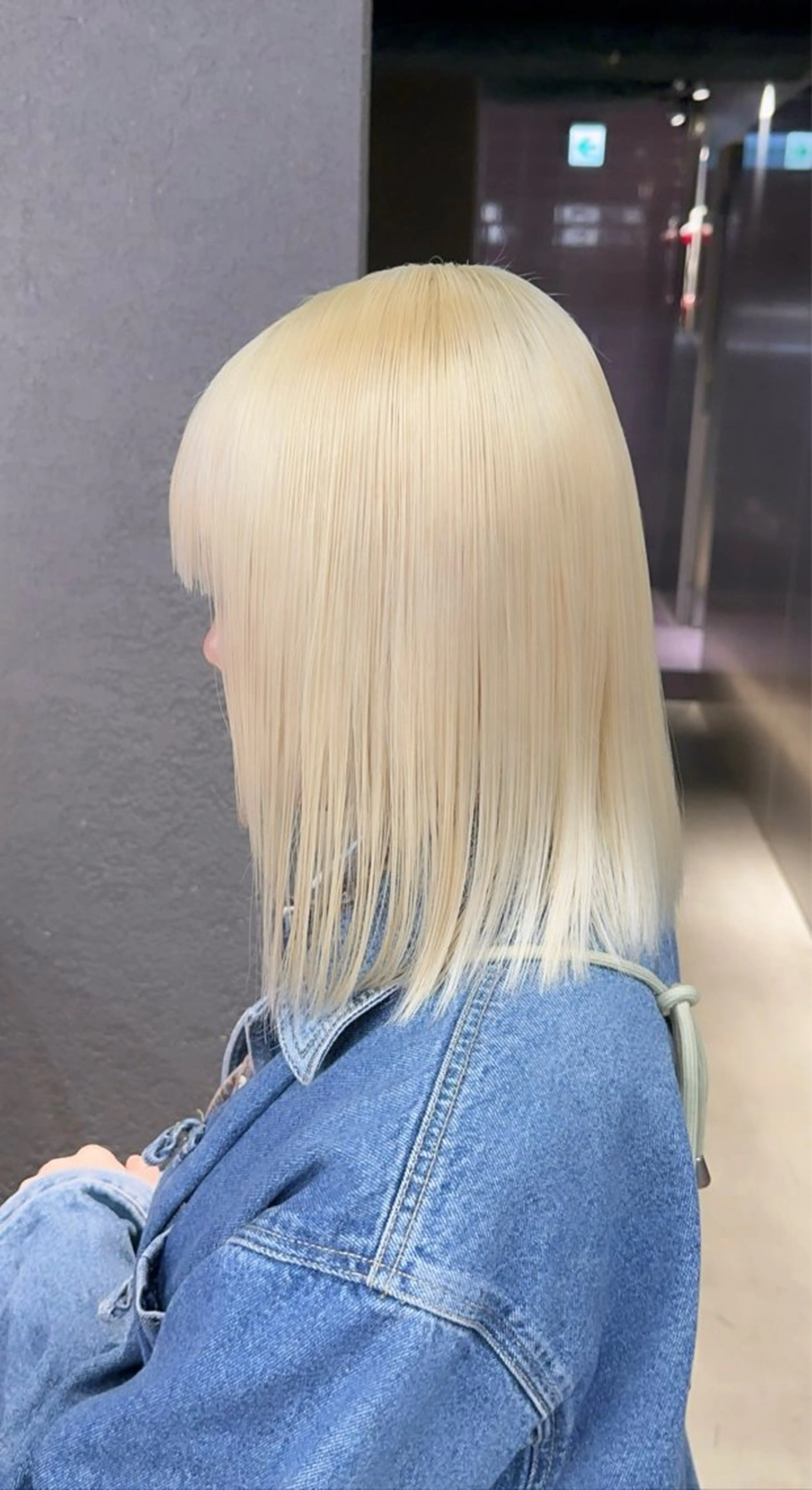 ミディアム レイヤーカット トリートメント ハイトーン/ 縮毛矯正のヘアスタイル