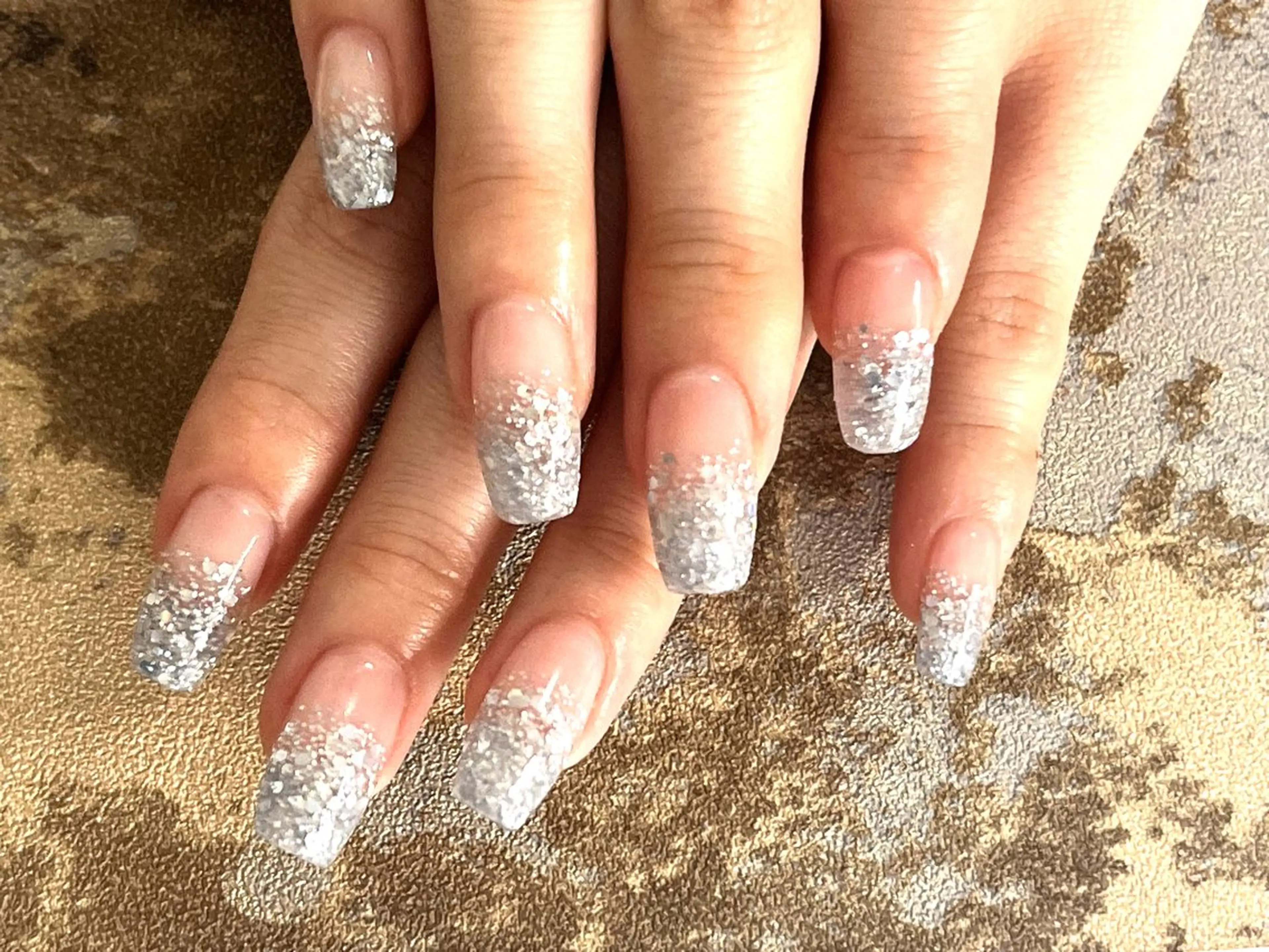ネイル 長さ出し ラメ(グリッター) シルバー plaisir所属・plaisir プレジールネイルのネイルデザイン