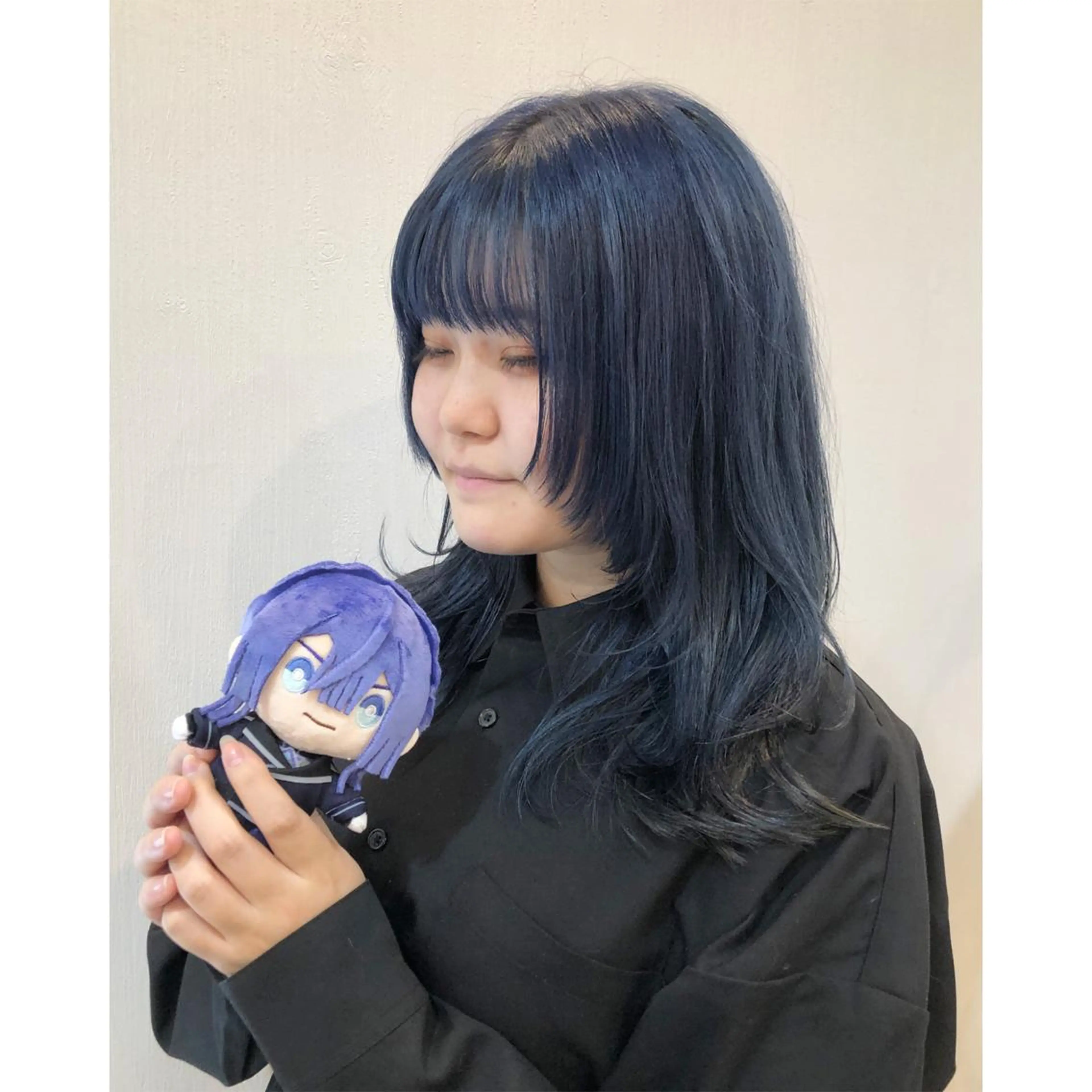 ミディアム カラー ネイビーカラー ウルフカット 推しカラー✨ オタク美容師ユウカのヘアスタイル