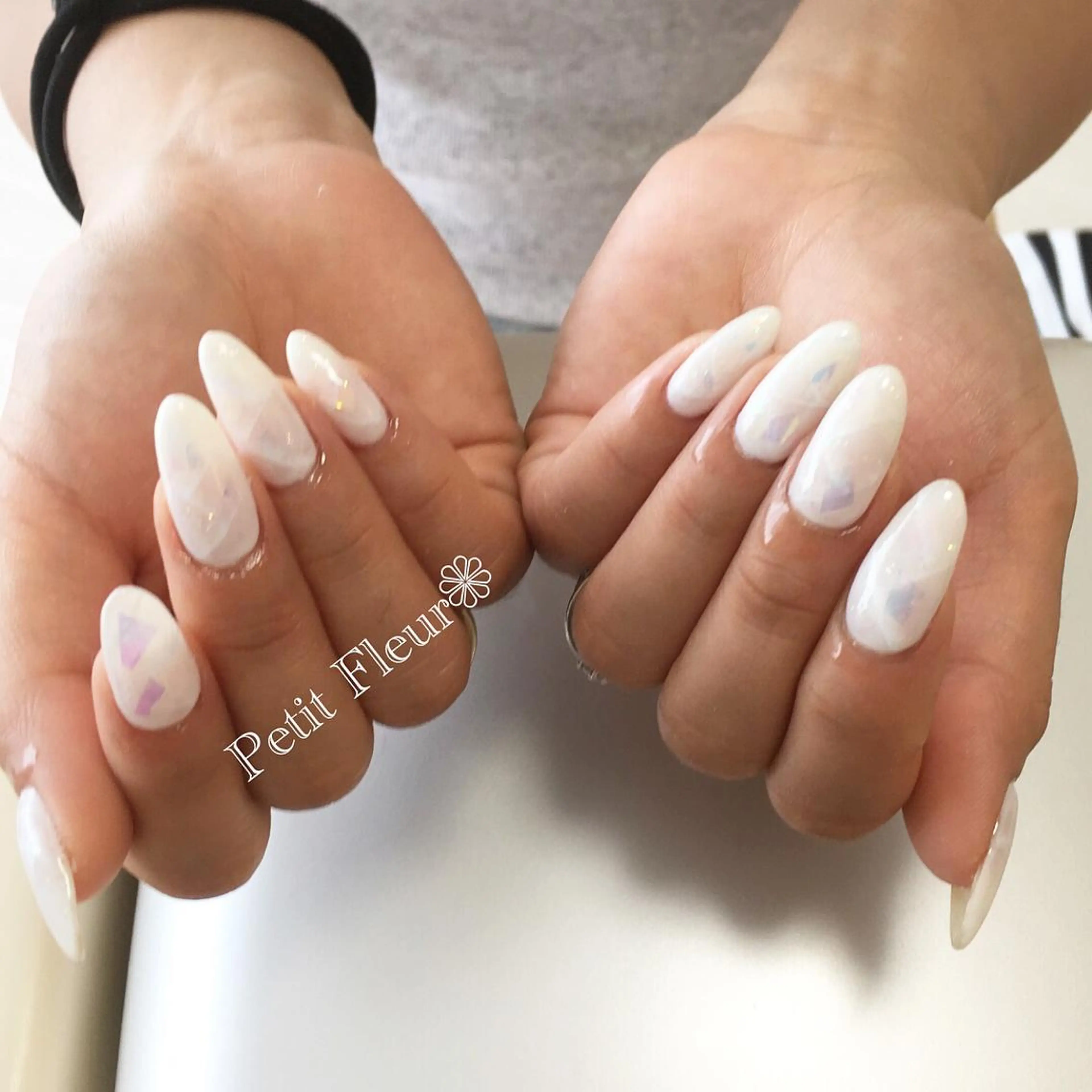 ネイル アートネイル ホログラムネイル ラメ(グリッター) シンプルネイル 夏ネイル Petit Fleur所属・青柳 亜梨奈のマツエク・マツパデザイン