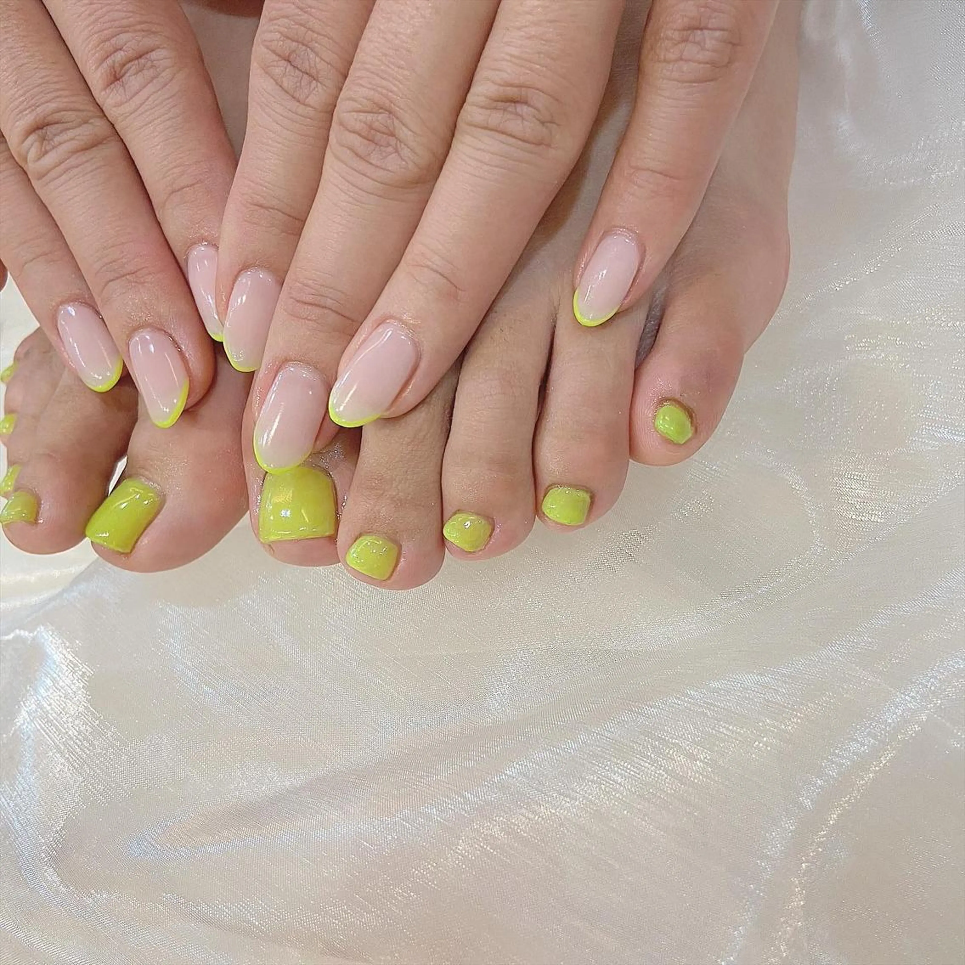 ネイル フットネイル フレンチネイル おそろいネイル 𝕄𝕚𝕪𝕦🤍 自由が丘⌇パラジェルのネイルデザイン