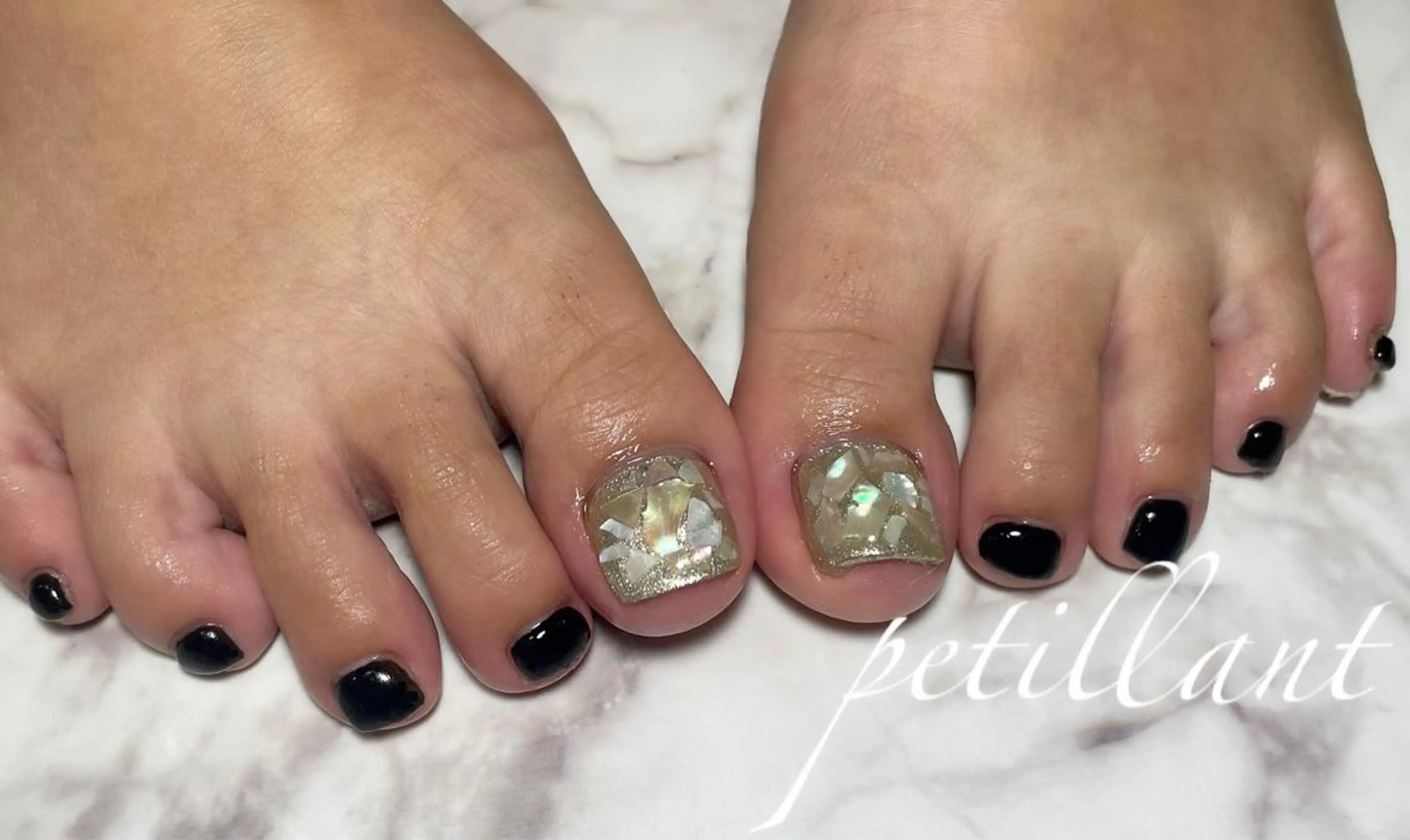 ネイル フットネイル キラキラネイル シルバー フットネイル petillant所属・nail salon petillantのネイルデザイン
