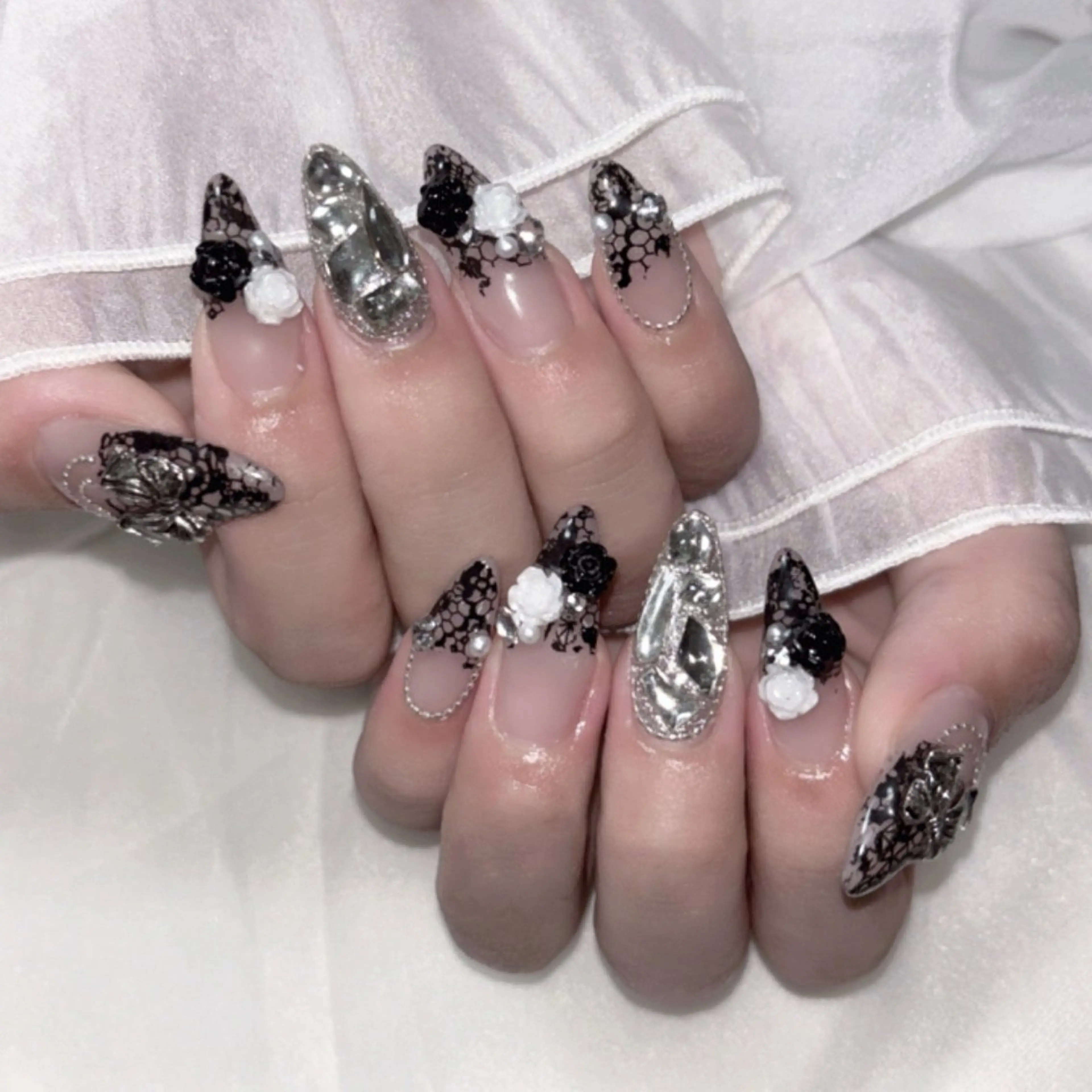 Lind 天王寺 ゆち🎀のネイルデザイン