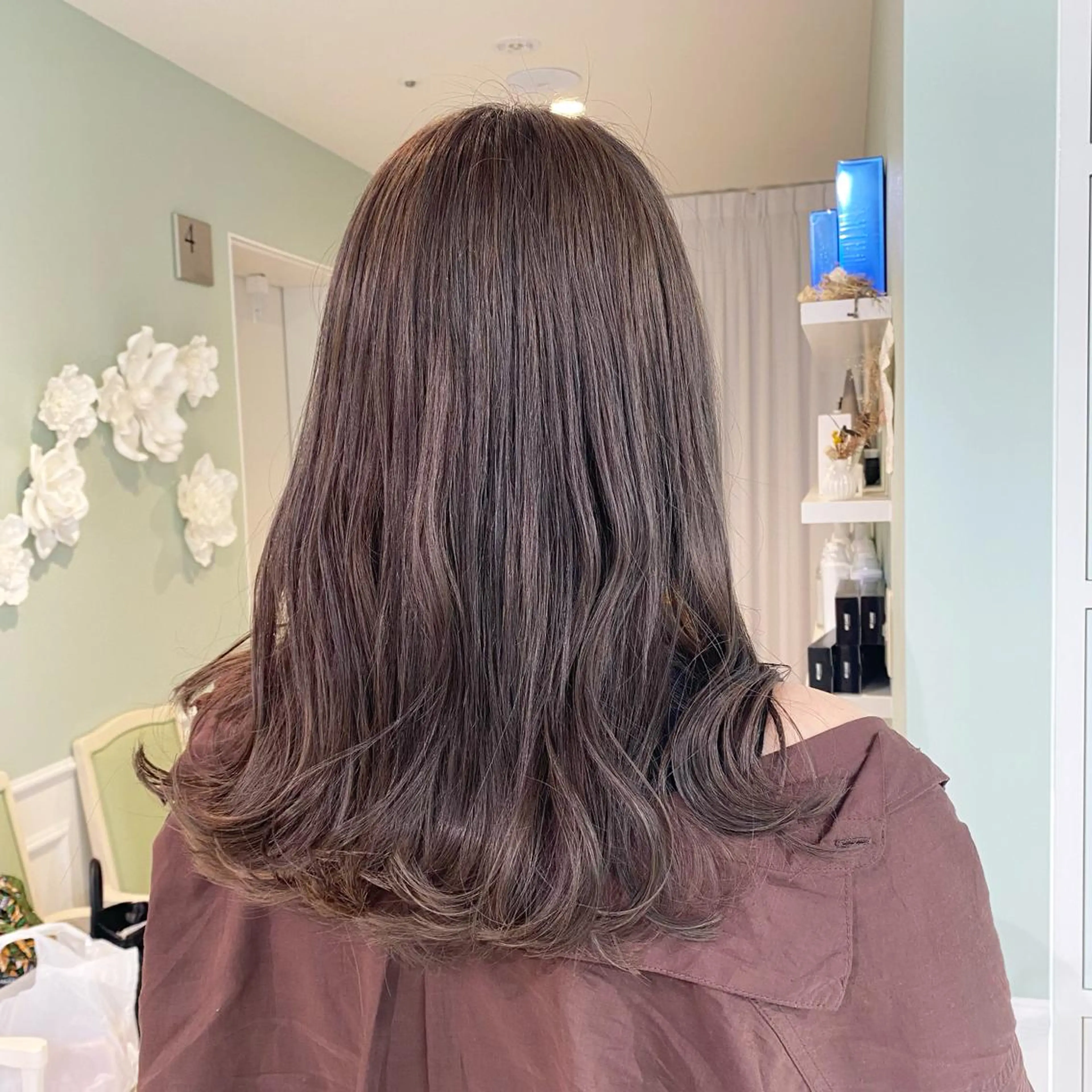 カラー グレージュ パープルグレージュ 長井 麻帆のヘアスタイル