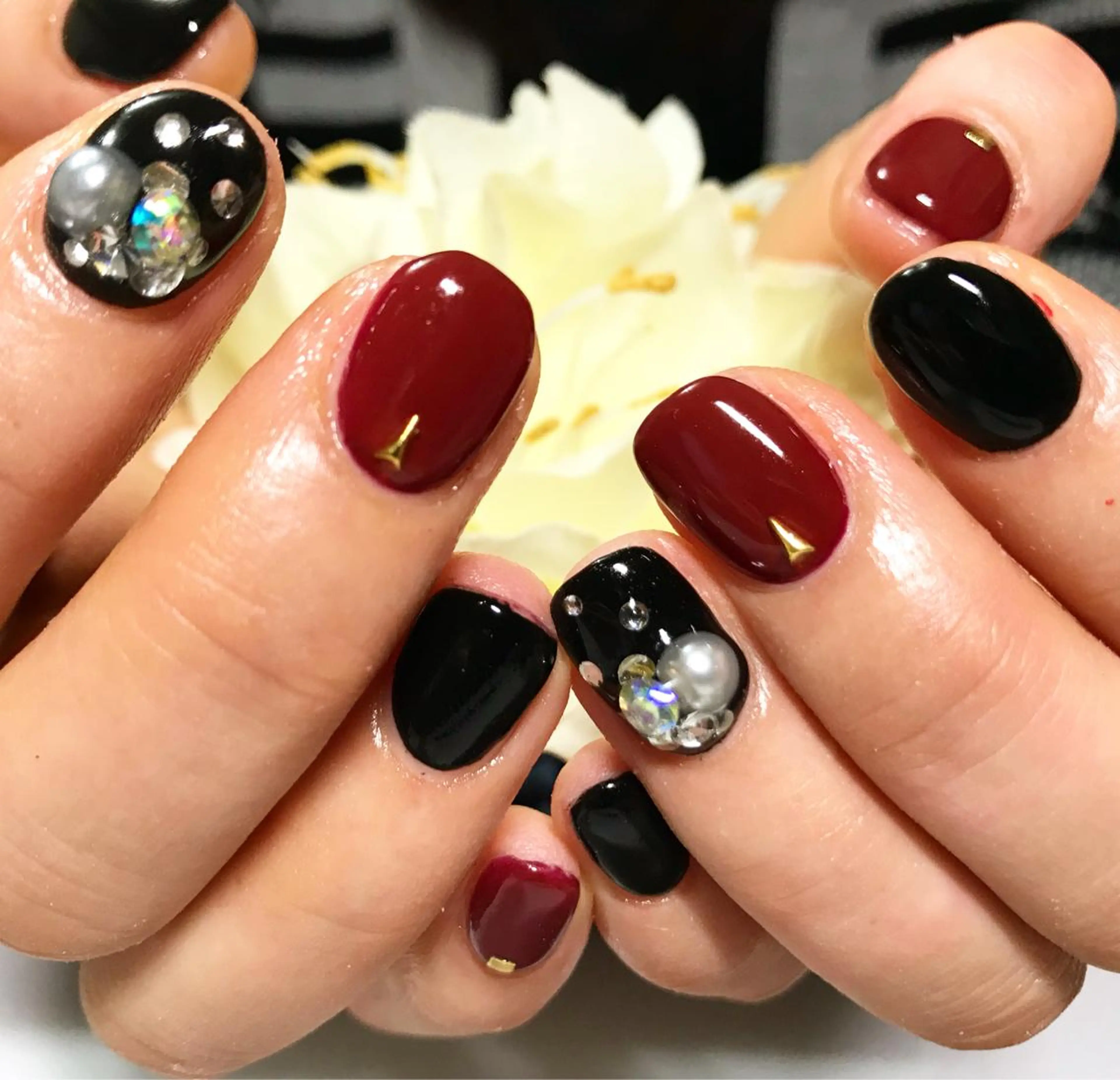 ネイル ボルドー フットネイル シンプルネイル 春ネイル ホワイト ネイル フフラ所属・nail fufla ♡yamane♡のネイルデザイン