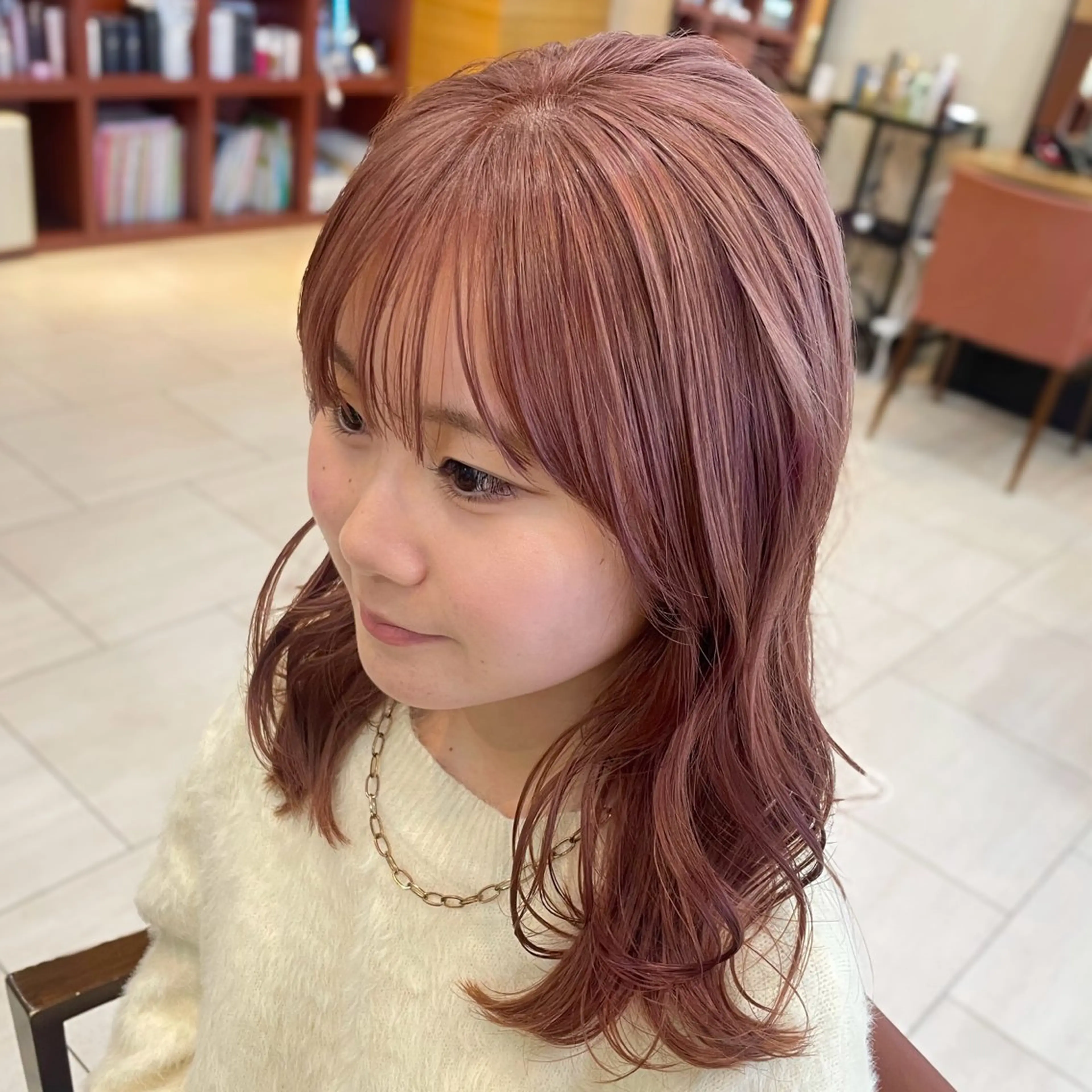 ミディアム カラー ベージュカラー ブリーチ ダブルカラー ピンクカラー ピンクベージュ 顔まわり/レイヤー/ 透明感/まいな🥨のヘアスタイル