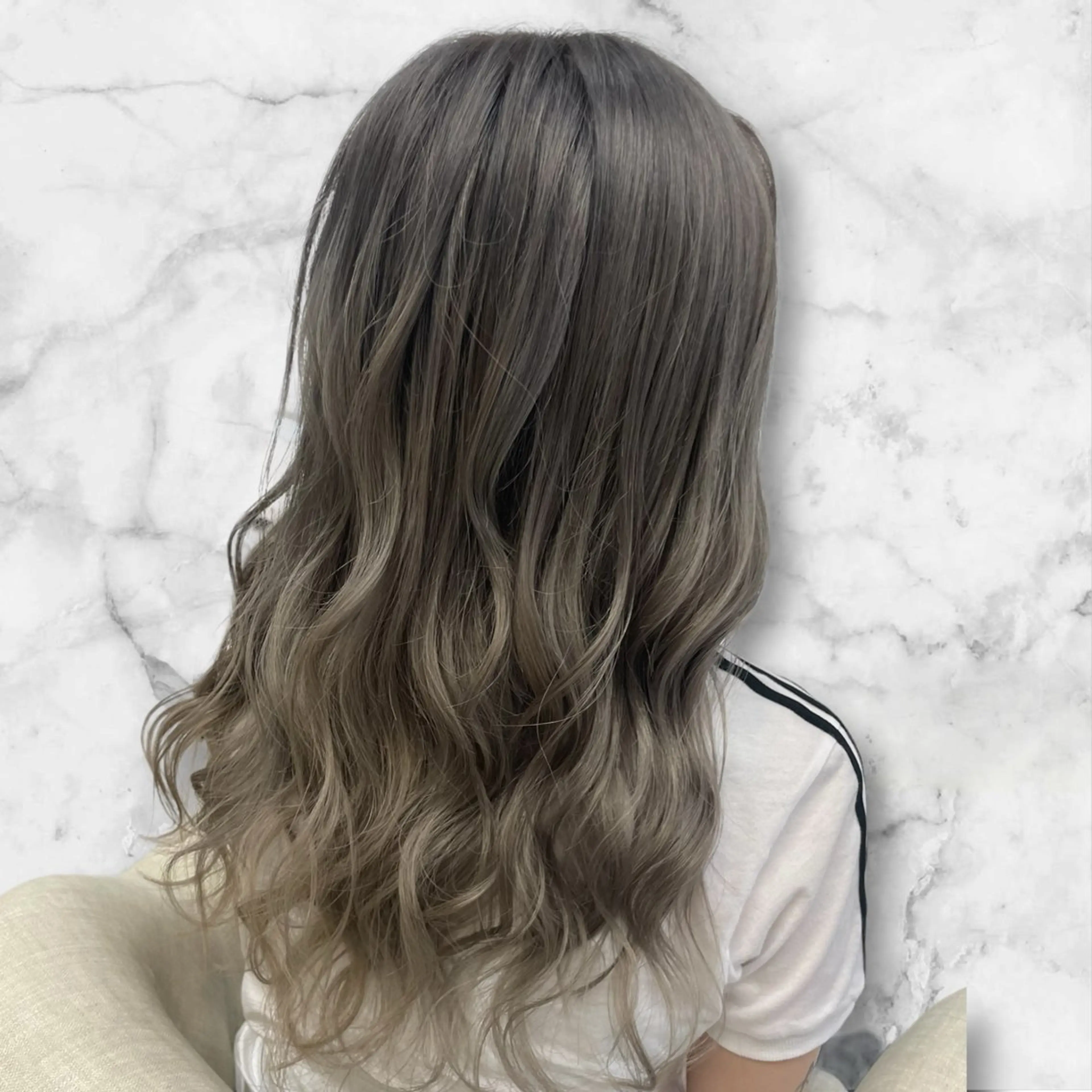 セミロング カラー ブリーチ グラデーションカラー シルバー セルバ所属・HIRORO ブリーチ/ハイトーンのヘアスタイル