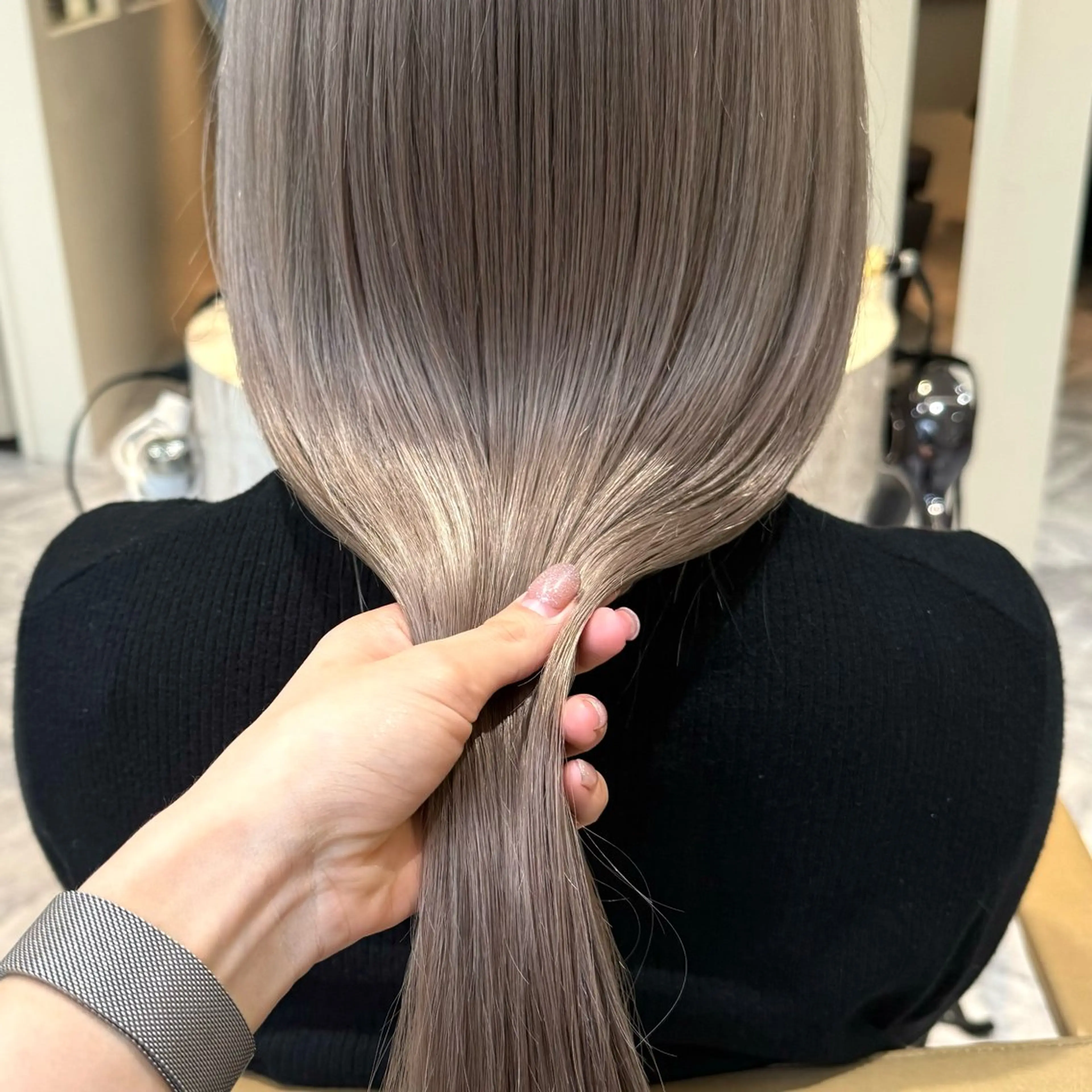 ロング カラー ミルクティー× グレージュMOMOのヘアスタイル