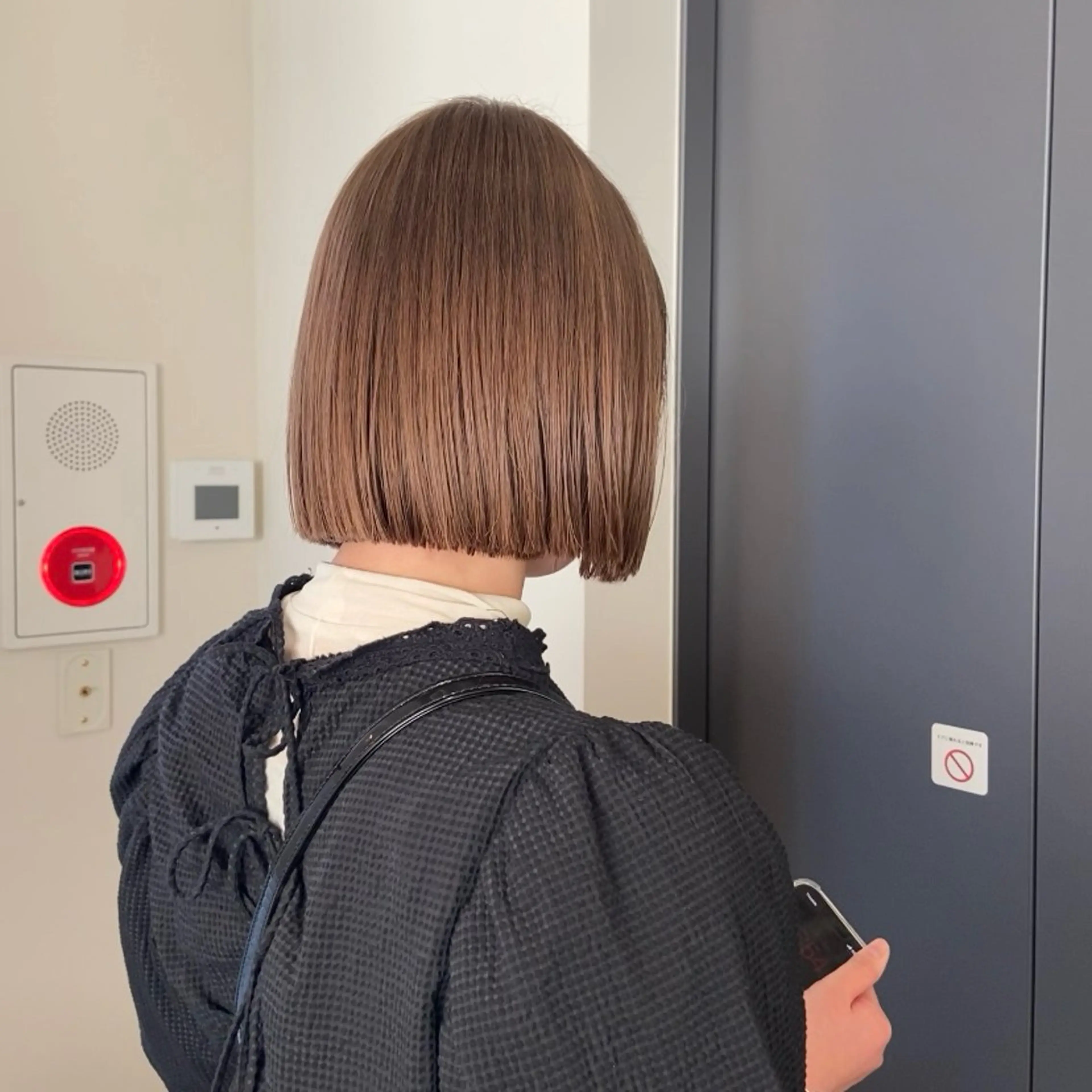 ショート カラー 切りっぱなしボブ ベージュカラー ブリーチ ボブ 石川 瑠琉のヘアスタイル