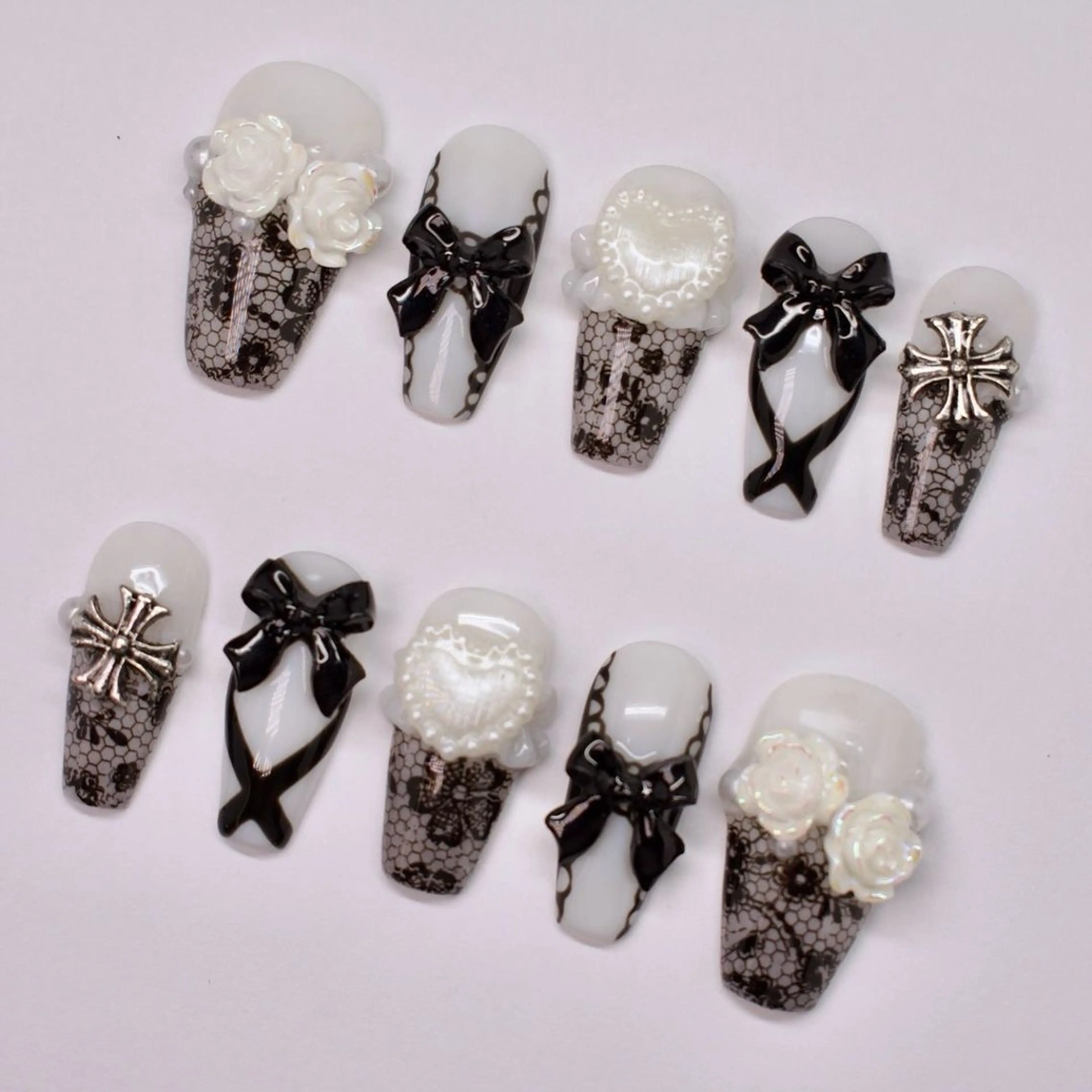 ネイル マグネットネイル ピンク ネイルチップ 冬ネイル クリスマス ハンドネイル Lee Nailsのネイルデザイン