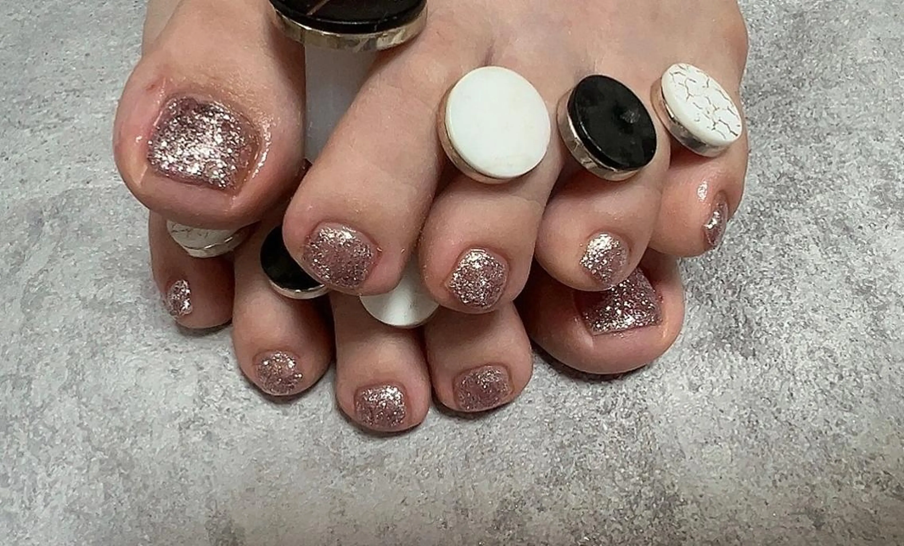 ネイル フットネイル ラメ(グリッター) ワンカラーネイル フットネイル Ruana Nailのネイルデザイン