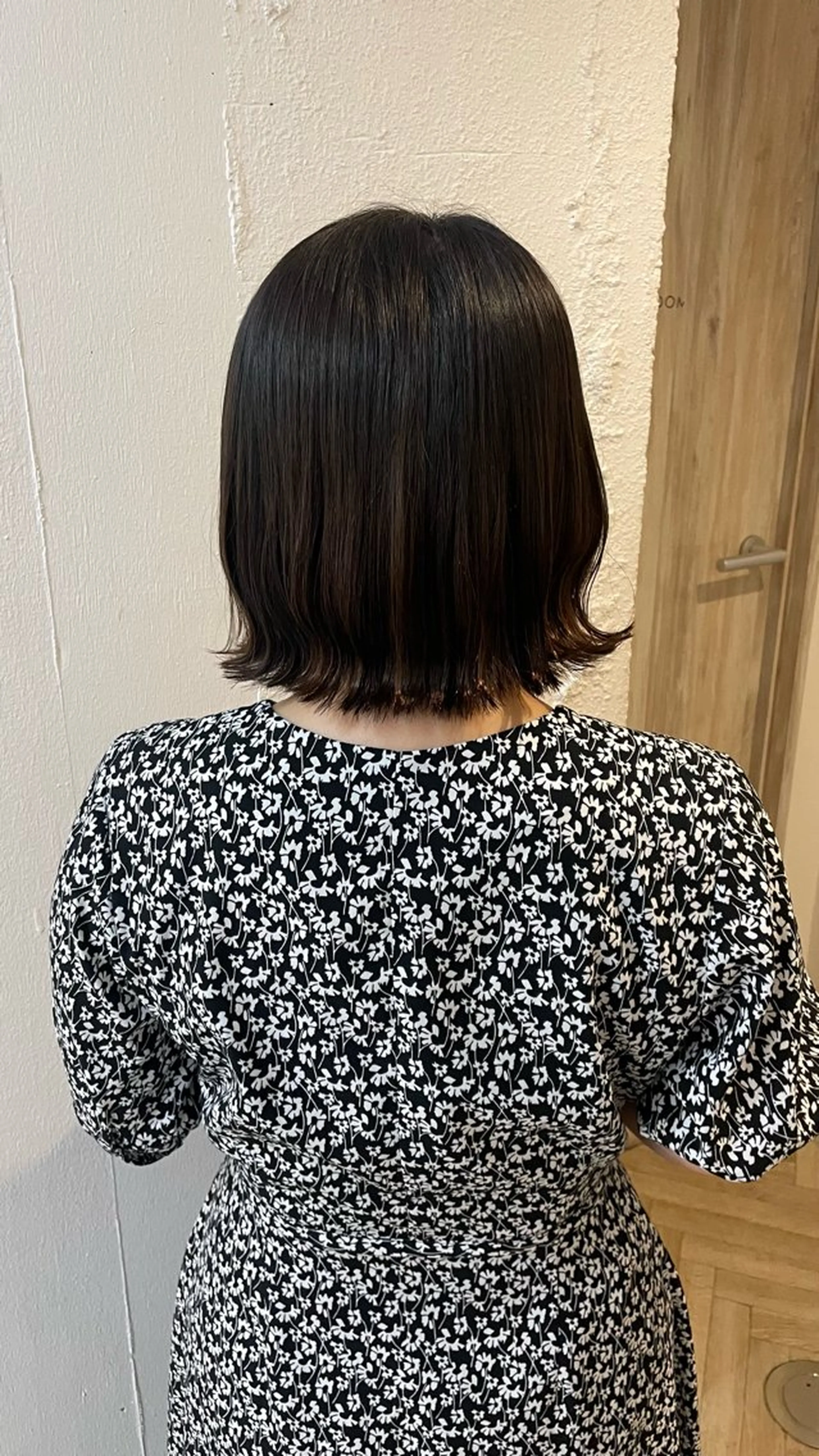 ミディアム カット 艶カラー/ ストレート/くるみのヘアスタイル